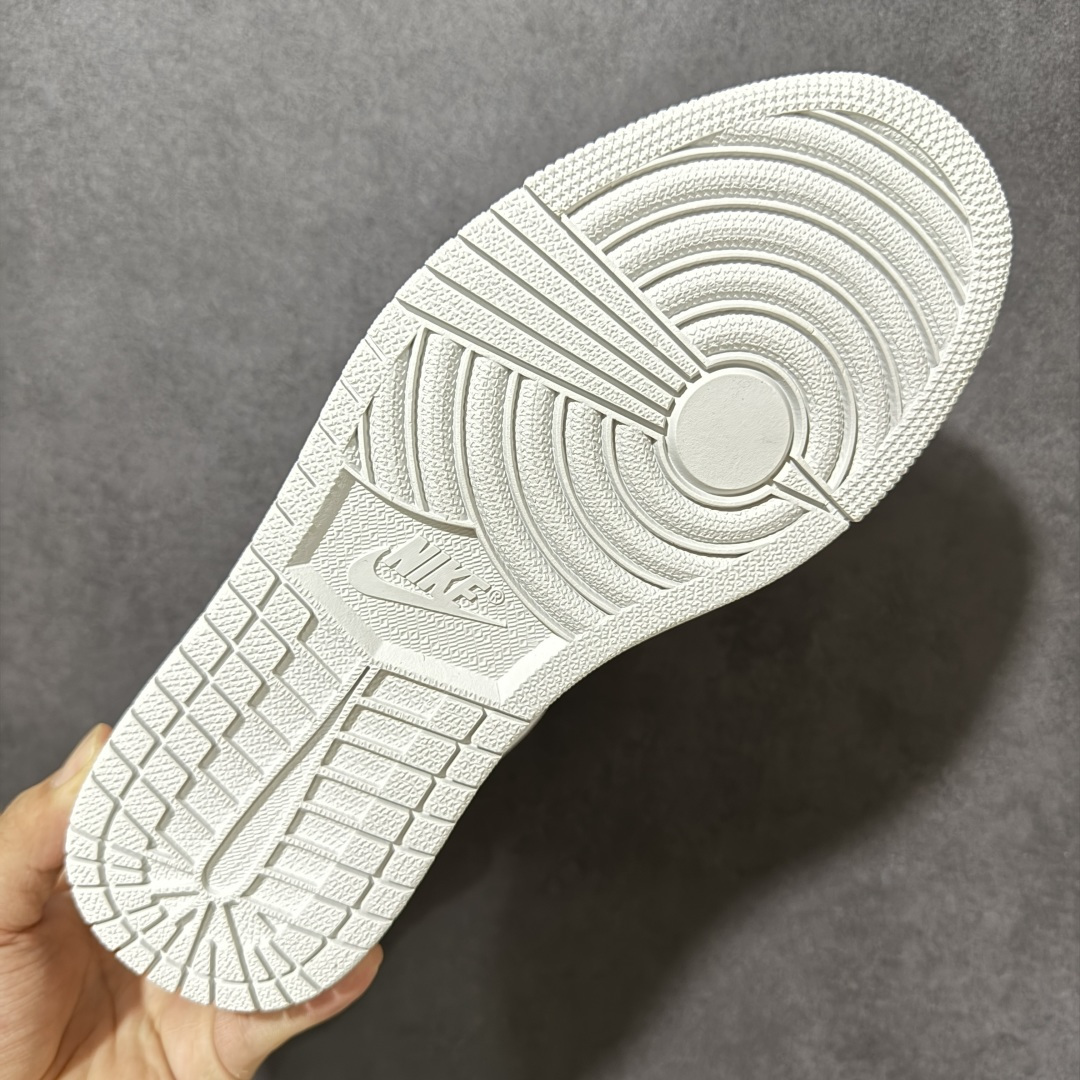 图片[9]-【公司级】Air Jordan 1 Low 低帮 白粉 AJ1 乔丹1代 aj1 乔1 低邦 乔丹篮球鞋系列 搭配奶白色皮革粉色覆面怪勾勒鞋身，Swoosh Logo标识与鞋带则采用灰色浮雕点缀，增添视觉对比。鞋舌上Jumpzman Logo采用蓝色刺绣呈现，后跟Wings Logo辅以蓝色装扮，鞋带采用粉色蕾丝，点缀粉色和桔色花，细节十分可爱。最后以白色中底搭配米白色橡胶外底完善整体设计收尾。 货号：II1247-600 尺码：36-46-选品中心