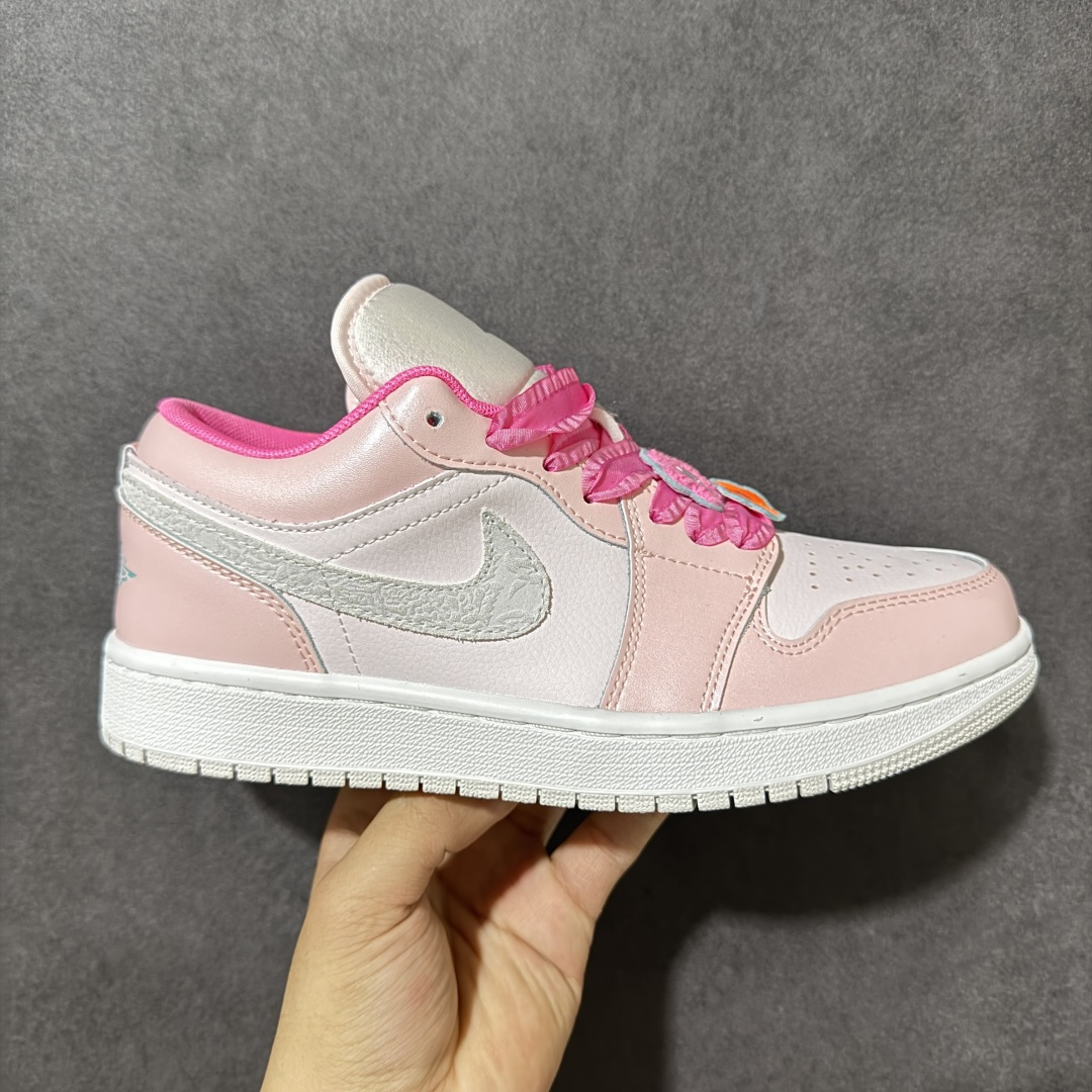 【公司级】Air Jordan 1 Low 低帮 白粉 AJ1 乔丹1代 aj1 乔1 低邦 乔丹篮球鞋系列 搭配奶白色皮革粉色覆面怪勾勒鞋身，Swoosh Logo标识与鞋带则采用灰色浮雕点缀，增添视觉对比。鞋舌上Jumpzman Logo采用蓝色刺绣呈现，后跟Wings Logo辅以蓝色装扮，鞋带采用粉色蕾丝，点缀粉色和桔色花，细节十分可爱。最后以白色中底搭配米白色橡胶外底完善整体设计收尾。 货号：II1247-600 尺码：36-46-选品中心