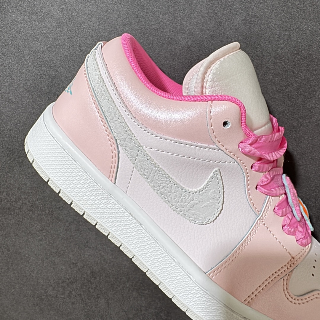 图片[7]-【公司级】Air Jordan 1 Low 低帮 白粉 AJ1 乔丹1代 aj1 乔1 低邦 乔丹篮球鞋系列 搭配奶白色皮革粉色覆面怪勾勒鞋身，Swoosh Logo标识与鞋带则采用灰色浮雕点缀，增添视觉对比。鞋舌上Jumpzman Logo采用蓝色刺绣呈现，后跟Wings Logo辅以蓝色装扮，鞋带采用粉色蕾丝，点缀粉色和桔色花，细节十分可爱。最后以白色中底搭配米白色橡胶外底完善整体设计收尾。 货号：II1247-600 尺码：36-46-选品中心