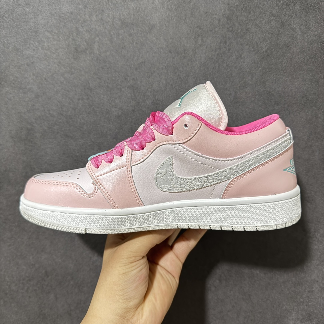 图片[2]-【公司级】Air Jordan 1 Low 低帮 白粉 AJ1 乔丹1代 aj1 乔1 低邦 乔丹篮球鞋系列 搭配奶白色皮革粉色覆面怪勾勒鞋身，Swoosh Logo标识与鞋带则采用灰色浮雕点缀，增添视觉对比。鞋舌上Jumpzman Logo采用蓝色刺绣呈现，后跟Wings Logo辅以蓝色装扮，鞋带采用粉色蕾丝，点缀粉色和桔色花，细节十分可爱。最后以白色中底搭配米白色橡胶外底完善整体设计收尾。 货号：II1247-600 尺码：36-46-选品中心