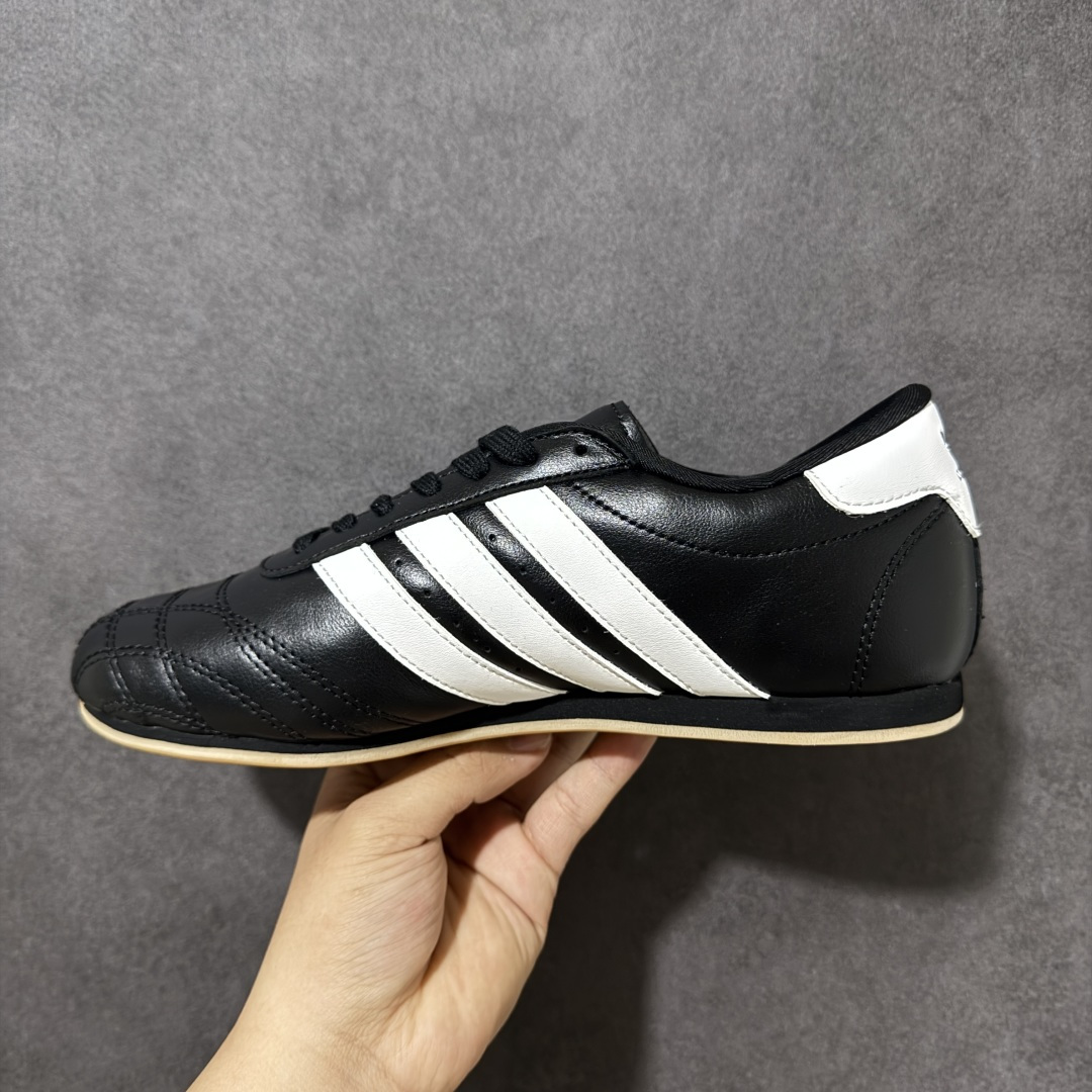 图片[2]-【G版】Jennie穿搭代言款，阿迪达斯Adidas Originals Taekwondo Lace Low”White Black“跆拳道系带系列低帮经典复古薄底休闲运动舒适训练慢跑鞋“皮革白黑生胶底 原楦原纸版开发，采用软质环保纤维革鞋面材质，中底嵌入EVA切片缓震，外置耐磨橡胶鞋底片 底越薄，越时髦！ 型号 JS1193 尺码：36 36.5 37 38 38.5 39 40 40.5 41 42 42.5 43 44 45-选品中心