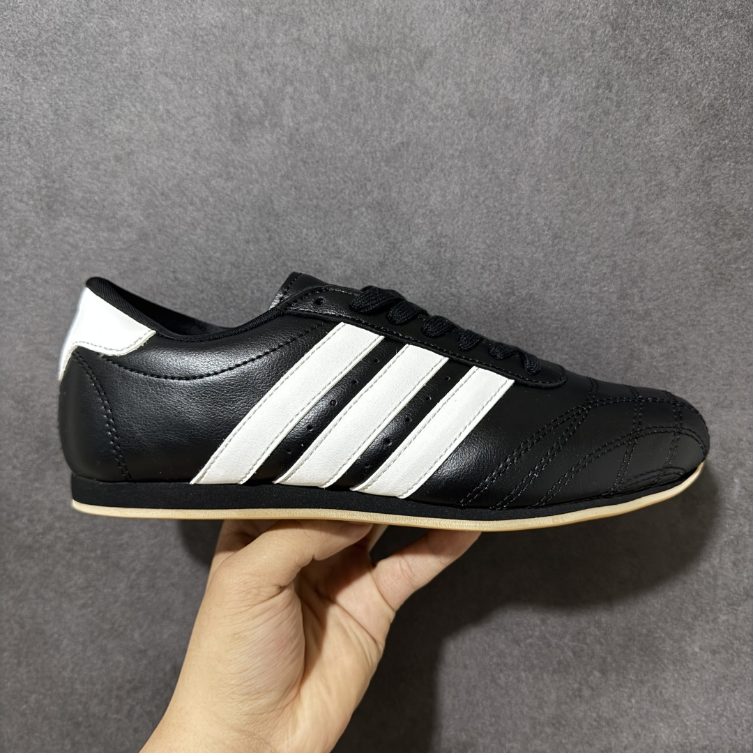 【G版】Jennie穿搭代言款，阿迪达斯Adidas Originals Taekwondo Lace Low”White Black“跆拳道系带系列低帮经典复古薄底休闲运动舒适训练慢跑鞋“皮革白黑生胶底 原楦原纸版开发，采用软质环保纤维革鞋面材质，中底嵌入EVA切片缓震，外置耐磨橡胶鞋底片 底越薄，越时髦！ 型号 JS1193 尺码：36 36.5 37 38 38.5 39 40 40.5 41 42 42.5 43 44 45-选品中心