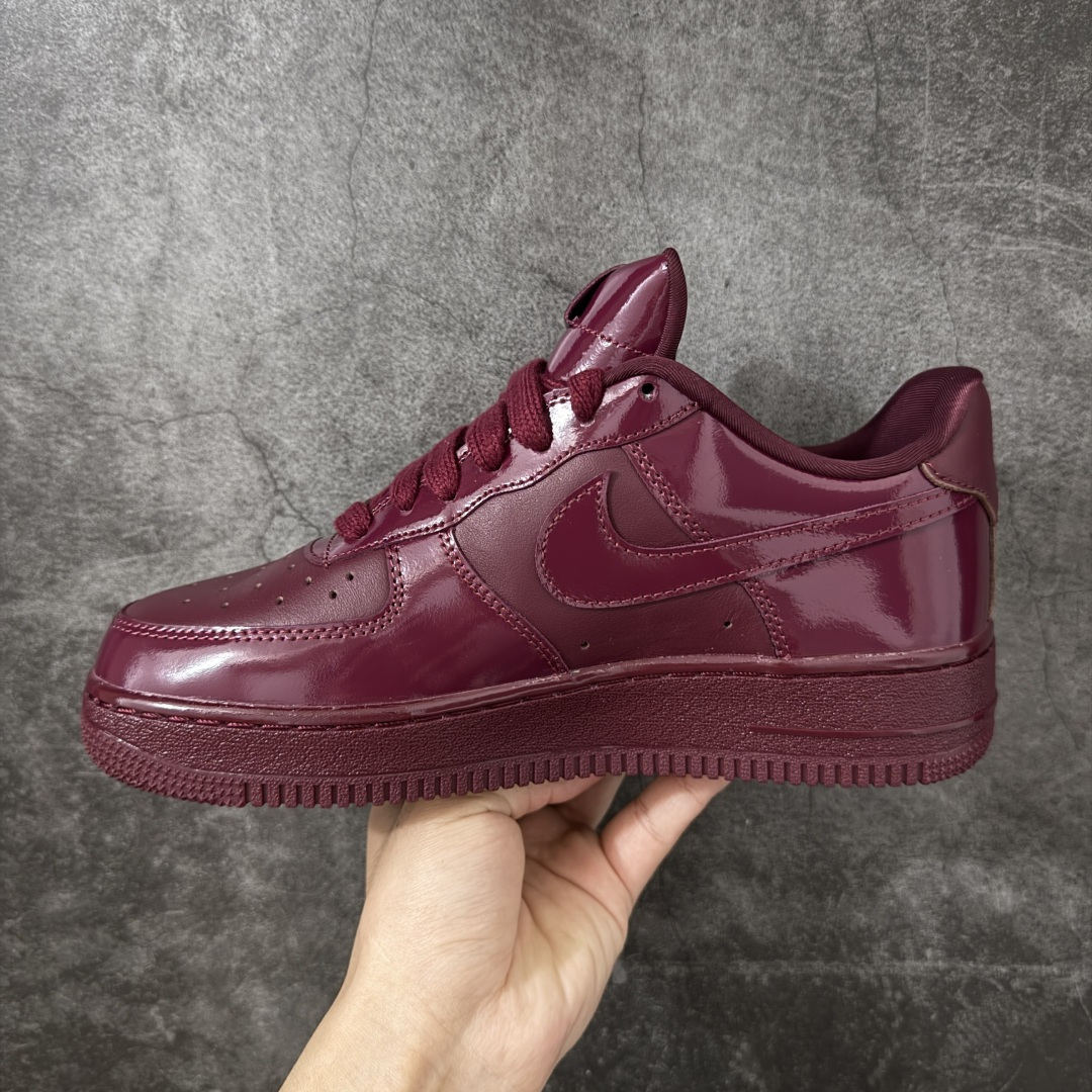 图片[2]-【Top纯原】Central Cee x Nike Air Force 1 Low \”Dark Beetroot\” 联名款 空军低帮休闲板鞋 整双鞋采用深酒红色漆皮打造，搭配金色点缀与简洁的色块拼接，形成强烈视觉反差。经典的 Air Force 1 鞋型轮廓得以保留，而鞋面质感的升级让整体线条更显利落，使其更偏向潮流造型单品，而非日常实用鞋款。 货号： IO9970-638 尺码：40 40.5 41 42 42.5 43 44 44.5 45 46 47.5-选品中心