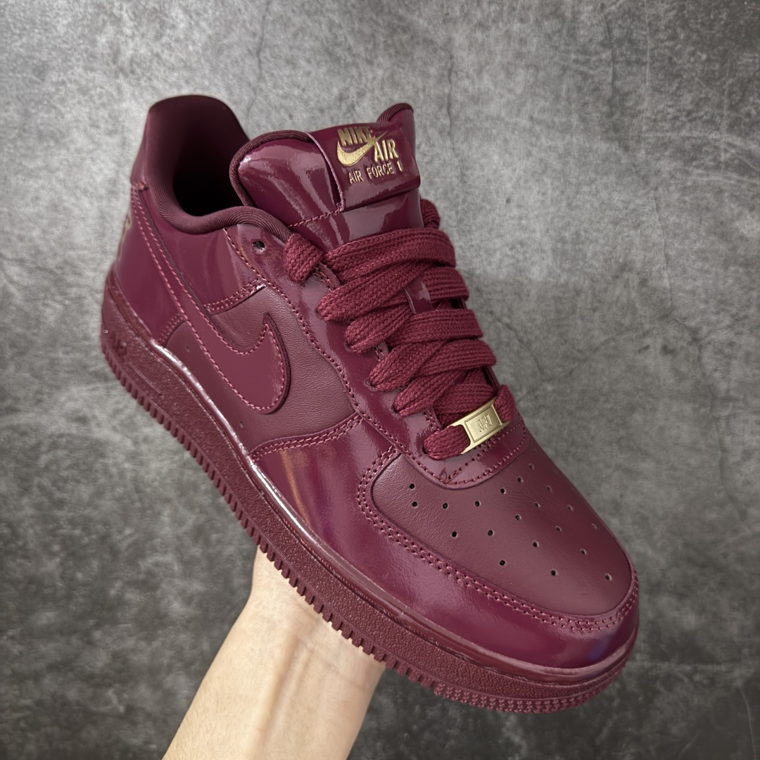 图片[3]-【Top纯原】Central Cee x Nike Air Force 1 Low \”Dark Beetroot\” 联名款 空军低帮休闲板鞋 整双鞋采用深酒红色漆皮打造，搭配金色点缀与简洁的色块拼接，形成强烈视觉反差。经典的 Air Force 1 鞋型轮廓得以保留，而鞋面质感的升级让整体线条更显利落，使其更偏向潮流造型单品，而非日常实用鞋款。 货号： IO9970-638 尺码：40 40.5 41 42 42.5 43 44 44.5 45 46 47.5-选品中心