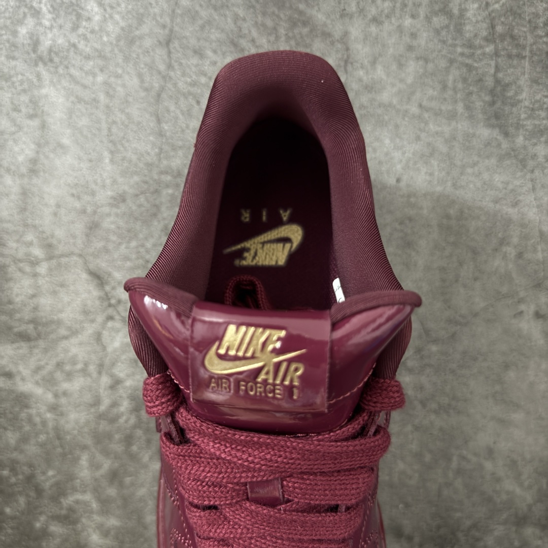 图片[8]-【Top纯原】Central Cee x Nike Air Force 1 Low \”Dark Beetroot\” 联名款 空军低帮休闲板鞋 整双鞋采用深酒红色漆皮打造，搭配金色点缀与简洁的色块拼接，形成强烈视觉反差。经典的 Air Force 1 鞋型轮廓得以保留，而鞋面质感的升级让整体线条更显利落，使其更偏向潮流造型单品，而非日常实用鞋款。 货号： IO9970-638 尺码：40 40.5 41 42 42.5 43 44 44.5 45 46 47.5-选品中心