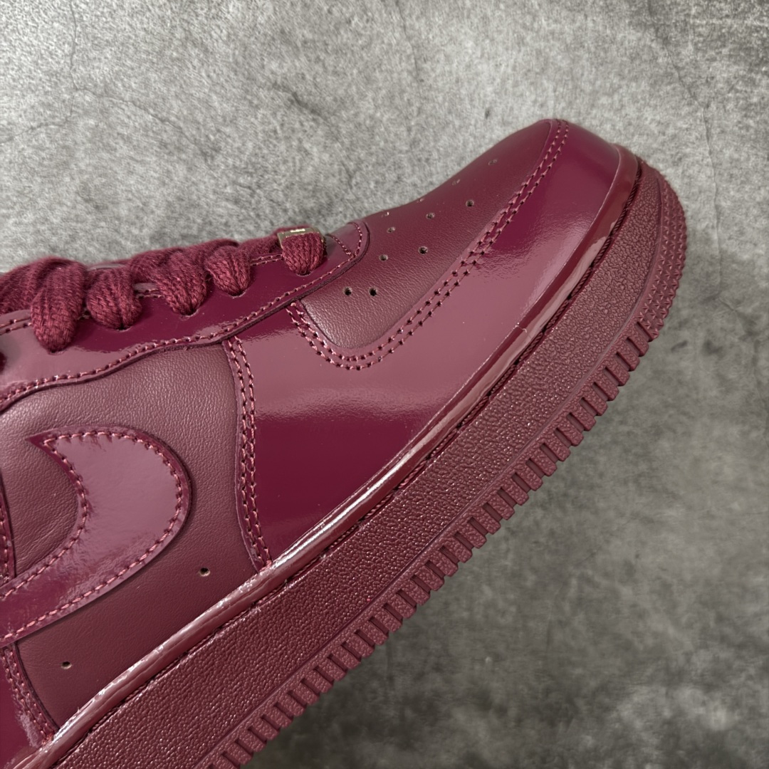 图片[6]-【Top纯原】Central Cee x Nike Air Force 1 Low \”Dark Beetroot\” 联名款 空军低帮休闲板鞋 整双鞋采用深酒红色漆皮打造，搭配金色点缀与简洁的色块拼接，形成强烈视觉反差。经典的 Air Force 1 鞋型轮廓得以保留，而鞋面质感的升级让整体线条更显利落，使其更偏向潮流造型单品，而非日常实用鞋款。 货号： IO9970-638 尺码：40 40.5 41 42 42.5 43 44 44.5 45 46 47.5-选品中心