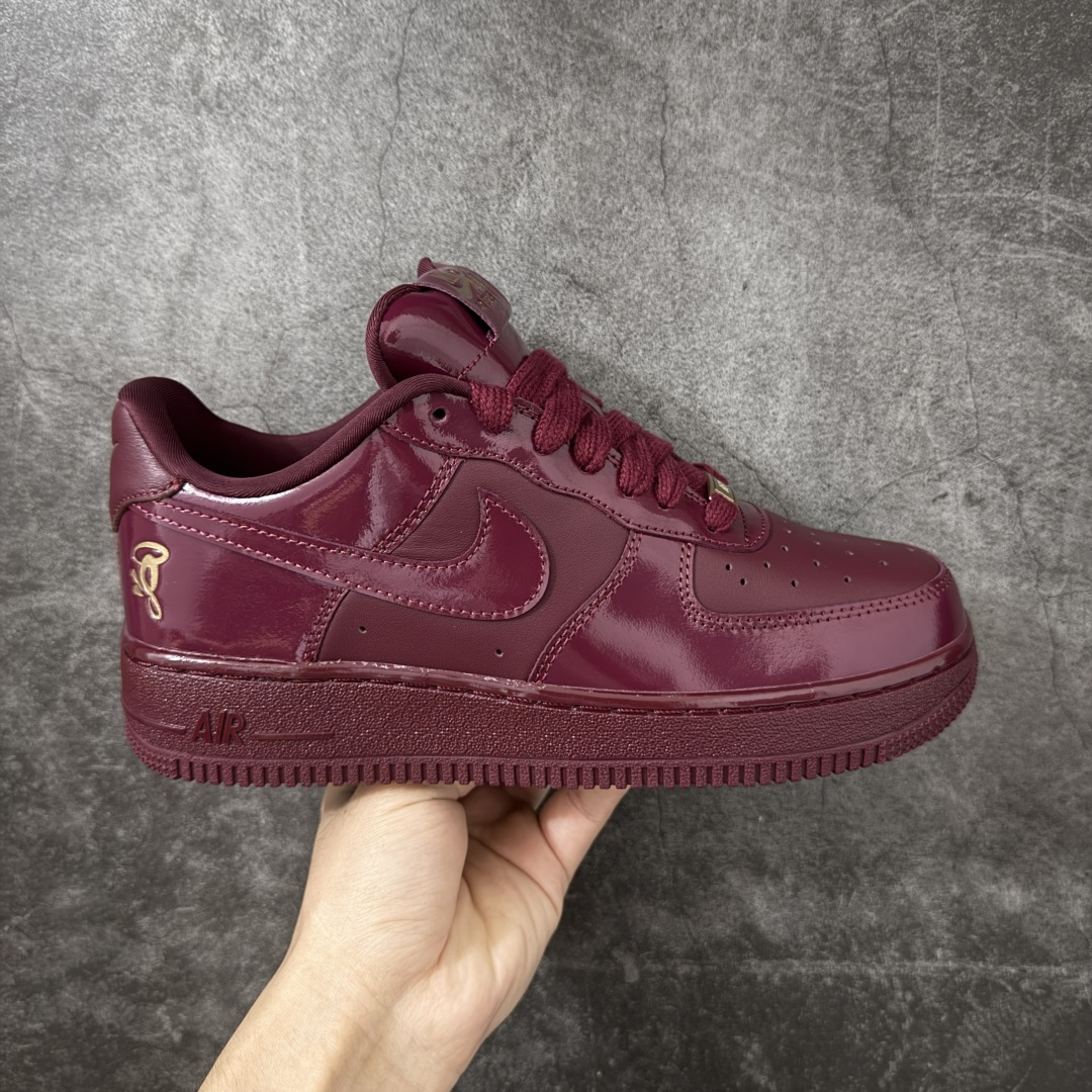 【Top纯原】Central Cee x Nike Air Force 1 Low \”Dark Beetroot\” 联名款 空军低帮休闲板鞋 整双鞋采用深酒红色漆皮打造，搭配金色点缀与简洁的色块拼接，形成强烈视觉反差。经典的 Air Force 1 鞋型轮廓得以保留，而鞋面质感的升级让整体线条更显利落，使其更偏向潮流造型单品，而非日常实用鞋款。 货号： IO9970-638 尺码：40 40.5 41 42 42.5 43 44 44.5 45 46 47.5-选品中心
