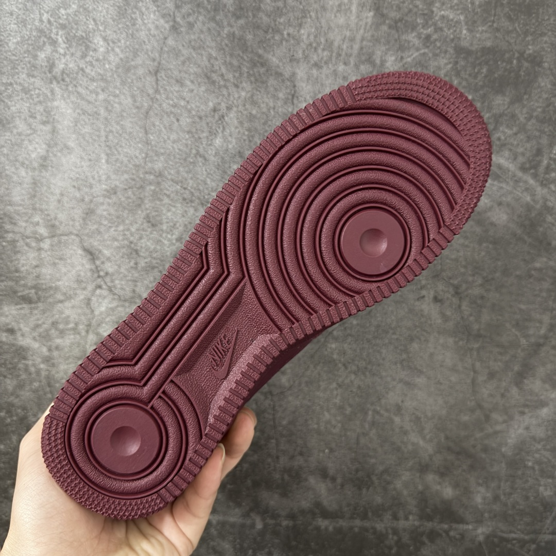图片[9]-【Top纯原】Central Cee x Nike Air Force 1 Low \”Dark Beetroot\” 联名款 空军低帮休闲板鞋 整双鞋采用深酒红色漆皮打造，搭配金色点缀与简洁的色块拼接，形成强烈视觉反差。经典的 Air Force 1 鞋型轮廓得以保留，而鞋面质感的升级让整体线条更显利落，使其更偏向潮流造型单品，而非日常实用鞋款。 货号： IO9970-638 尺码：40 40.5 41 42 42.5 43 44 44.5 45 46 47.5-选品中心