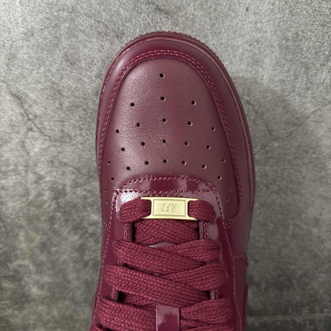 图片[5]-【Top纯原】Central Cee x Nike Air Force 1 Low \”Dark Beetroot\” 联名款 空军低帮休闲板鞋 整双鞋采用深酒红色漆皮打造，搭配金色点缀与简洁的色块拼接，形成强烈视觉反差。经典的 Air Force 1 鞋型轮廓得以保留，而鞋面质感的升级让整体线条更显利落，使其更偏向潮流造型单品，而非日常实用鞋款。 货号： IO9970-638 尺码：40 40.5 41 42 42.5 43 44 44.5 45 46 47.5-选品中心