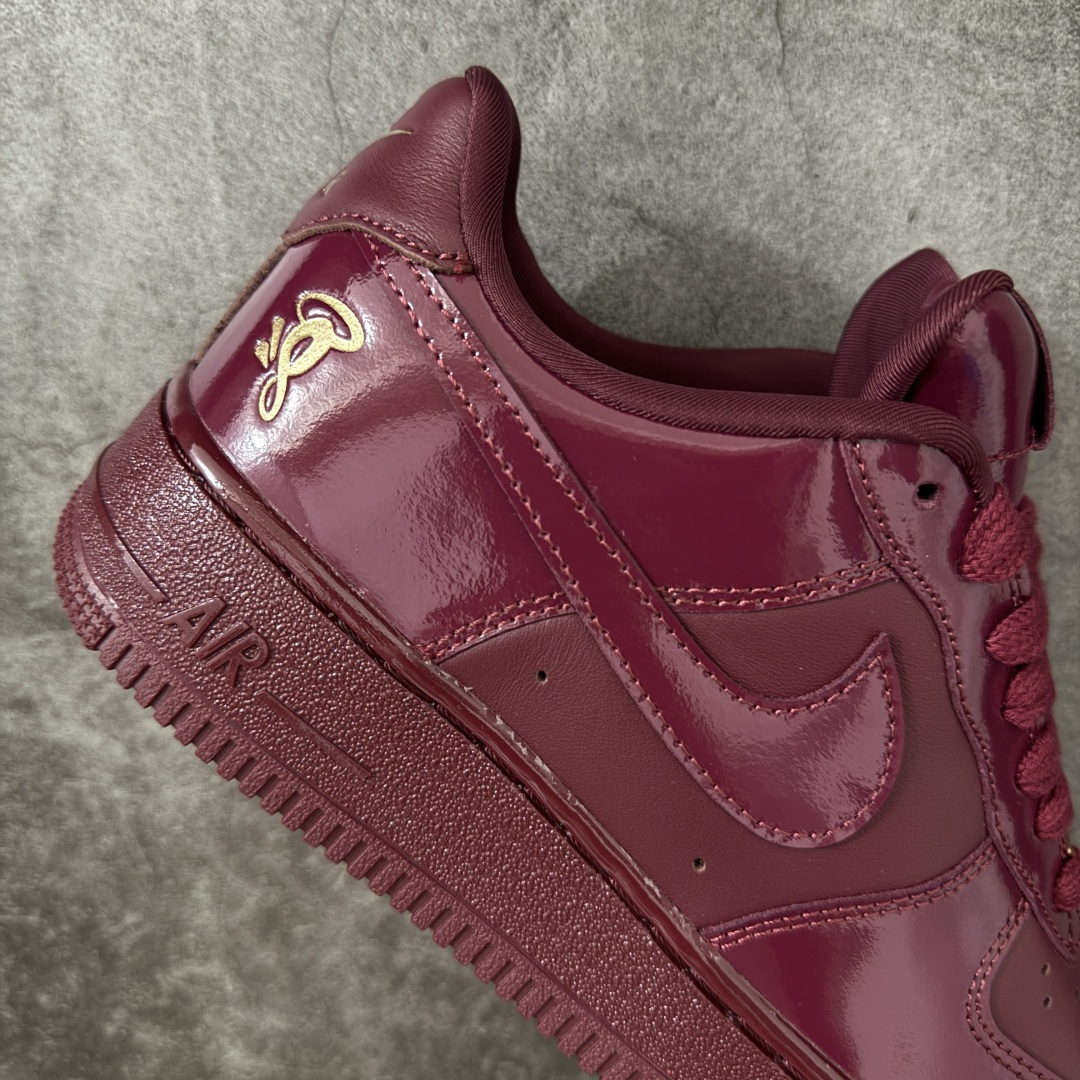 图片[7]-【Top纯原】Central Cee x Nike Air Force 1 Low \”Dark Beetroot\” 联名款 空军低帮休闲板鞋 整双鞋采用深酒红色漆皮打造，搭配金色点缀与简洁的色块拼接，形成强烈视觉反差。经典的 Air Force 1 鞋型轮廓得以保留，而鞋面质感的升级让整体线条更显利落，使其更偏向潮流造型单品，而非日常实用鞋款。 货号： IO9970-638 尺码：40 40.5 41 42 42.5 43 44 44.5 45 46 47.5-选品中心