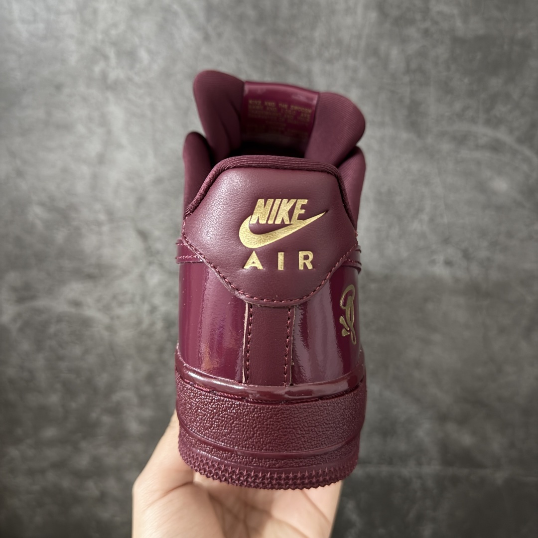 图片[4]-【Top纯原】Central Cee x Nike Air Force 1 Low \”Dark Beetroot\” 联名款 空军低帮休闲板鞋 整双鞋采用深酒红色漆皮打造，搭配金色点缀与简洁的色块拼接，形成强烈视觉反差。经典的 Air Force 1 鞋型轮廓得以保留，而鞋面质感的升级让整体线条更显利落，使其更偏向潮流造型单品，而非日常实用鞋款。 货号： IO9970-638 尺码：40 40.5 41 42 42.5 43 44 44.5 45 46 47.5-选品中心