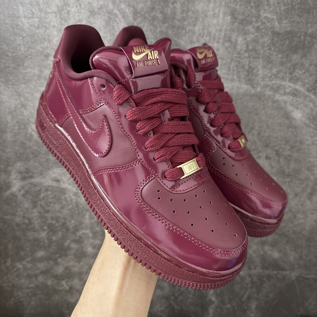 【Top纯原】Central Cee x Nike Air Force 1 Low \”Dark Beetroot\” 联名款 空军低帮休闲板鞋 整双鞋采用深酒红色漆皮打造，搭配金色点缀与简洁的色块拼接，形成强烈视觉反差。经典的 Air Force 1 鞋型轮廓得以保留，而鞋面质感的升级让整体线条更显利落，使其更偏向潮流造型单品，而非日常实用鞋款。 货号： IO9970-638 尺码：40 40.5 41 42 42.5 43 44 44.5 45 46 47.5-选品中心
