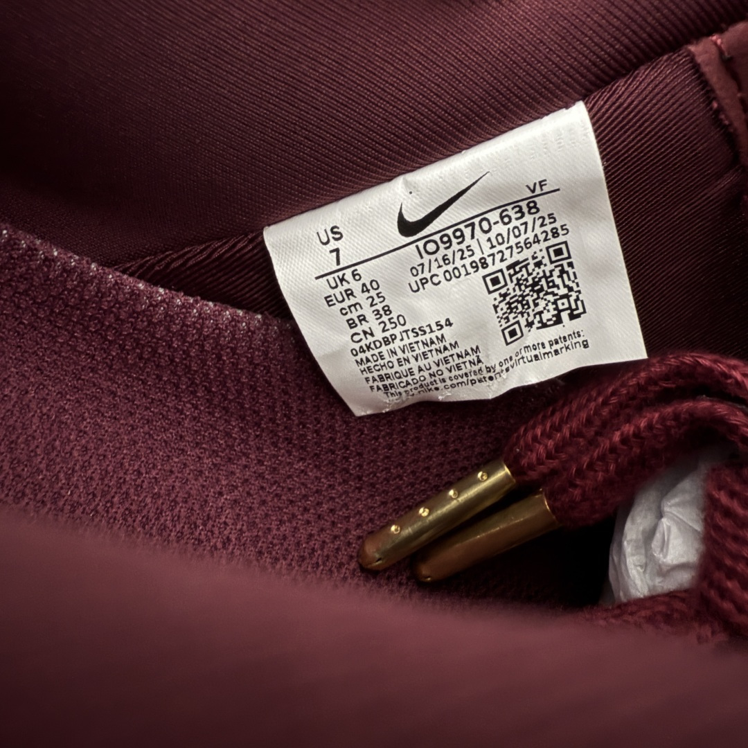 图片[8]-【Top纯原】Central Cee x Nike Air Force 1 Low \”Dark Beetroot\” 联名款 空军低帮休闲板鞋 整双鞋采用深酒红色漆皮打造，搭配金色点缀与简洁的色块拼接，形成强烈视觉反差。经典的 Air Force 1 鞋型轮廓得以保留，而鞋面质感的升级让整体线条更显利落，使其更偏向潮流造型单品，而非日常实用鞋款。 货号： IO9970-638 尺码：40 40.5 41 42 42.5 43 44 44.5 45 46 47.5-选品中心