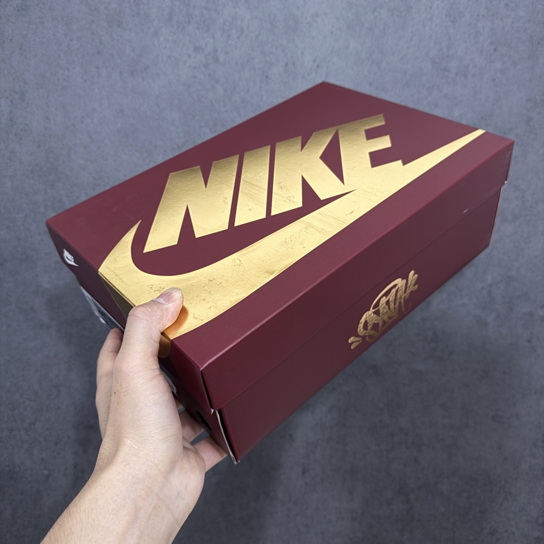 图片[11]-【Top纯原】Central Cee x Nike Air Force 1 Low \”Dark Beetroot\” 联名款 空军低帮休闲板鞋 整双鞋采用深酒红色漆皮打造，搭配金色点缀与简洁的色块拼接，形成强烈视觉反差。经典的 Air Force 1 鞋型轮廓得以保留，而鞋面质感的升级让整体线条更显利落，使其更偏向潮流造型单品，而非日常实用鞋款。 货号： IO9970-638 尺码：40 40.5 41 42 42.5 43 44 44.5 45 46 47.5-选品中心
