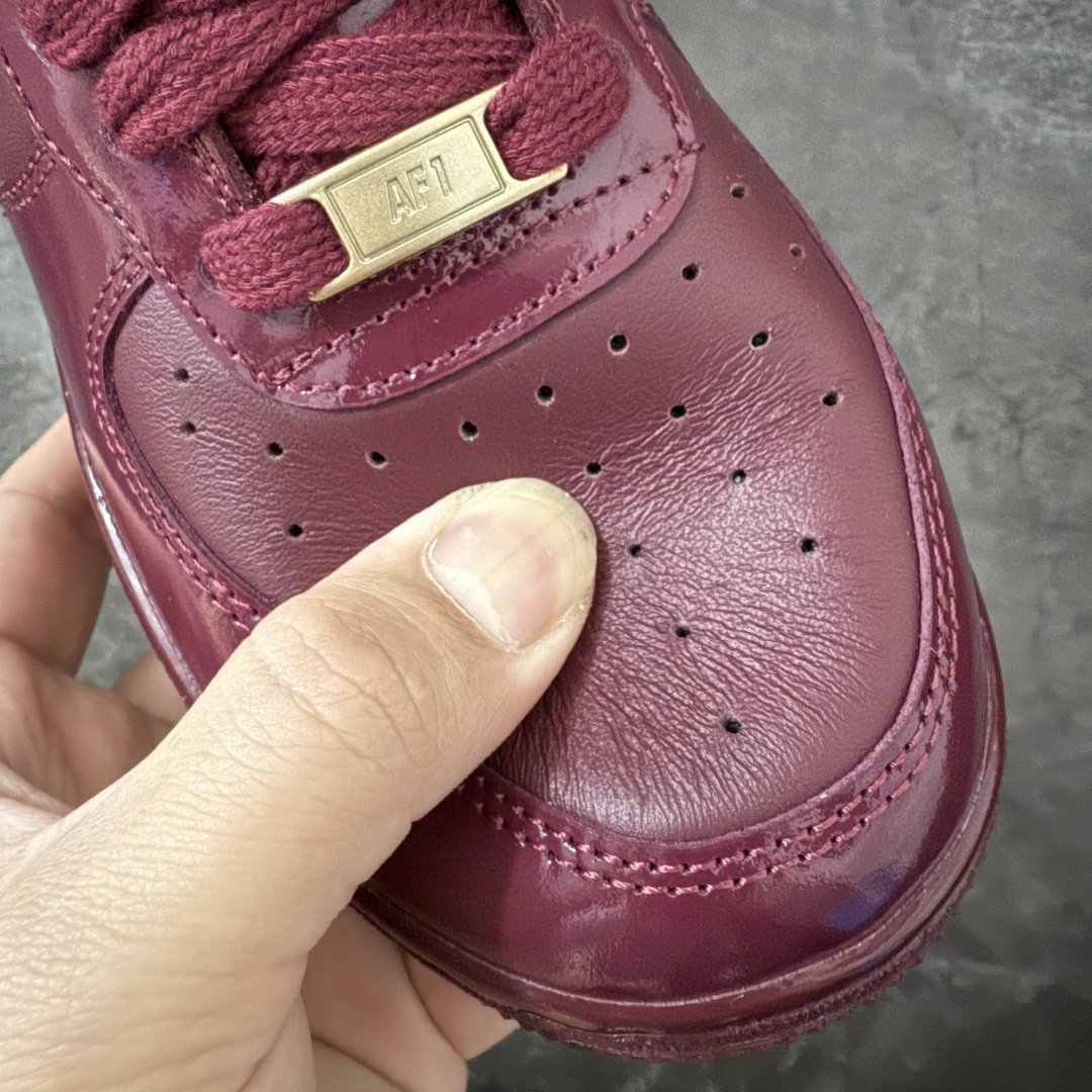 图片[5]-【Top纯原】Central Cee x Nike Air Force 1 Low \”Dark Beetroot\” 联名款 空军低帮休闲板鞋 整双鞋采用深酒红色漆皮打造，搭配金色点缀与简洁的色块拼接，形成强烈视觉反差。经典的 Air Force 1 鞋型轮廓得以保留，而鞋面质感的升级让整体线条更显利落，使其更偏向潮流造型单品，而非日常实用鞋款。 货号： IO9970-638 尺码：40 40.5 41 42 42.5 43 44 44.5 45 46 47.5-选品中心