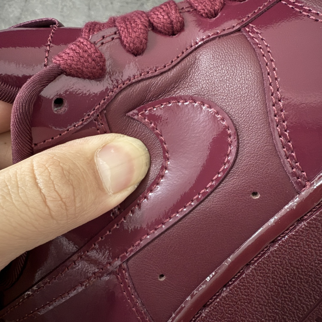 图片[4]-【Top纯原】Central Cee x Nike Air Force 1 Low \”Dark Beetroot\” 联名款 空军低帮休闲板鞋 整双鞋采用深酒红色漆皮打造，搭配金色点缀与简洁的色块拼接，形成强烈视觉反差。经典的 Air Force 1 鞋型轮廓得以保留，而鞋面质感的升级让整体线条更显利落，使其更偏向潮流造型单品，而非日常实用鞋款。 货号： IO9970-638 尺码：40 40.5 41 42 42.5 43 44 44.5 45 46 47.5-选品中心
