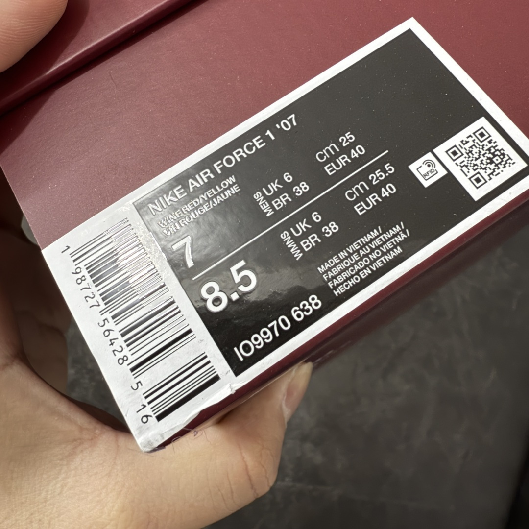 图片[10]-【Top纯原】Central Cee x Nike Air Force 1 Low \”Dark Beetroot\” 联名款 空军低帮休闲板鞋 整双鞋采用深酒红色漆皮打造，搭配金色点缀与简洁的色块拼接，形成强烈视觉反差。经典的 Air Force 1 鞋型轮廓得以保留，而鞋面质感的升级让整体线条更显利落，使其更偏向潮流造型单品，而非日常实用鞋款。 货号： IO9970-638 尺码：40 40.5 41 42 42.5 43 44 44.5 45 46 47.5-选品中心