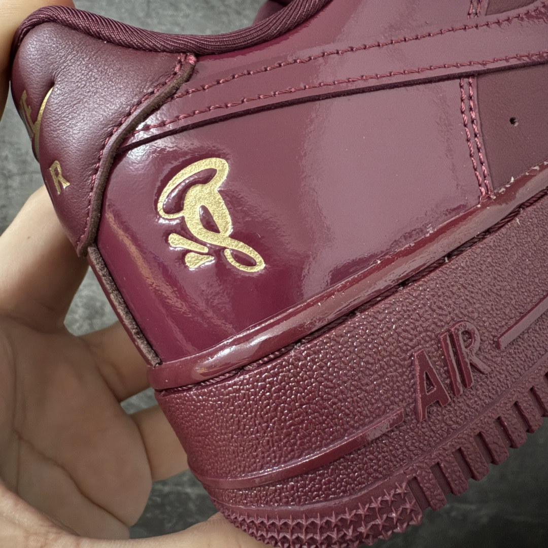 图片[3]-【Top纯原】Central Cee x Nike Air Force 1 Low \”Dark Beetroot\” 联名款 空军低帮休闲板鞋 整双鞋采用深酒红色漆皮打造，搭配金色点缀与简洁的色块拼接，形成强烈视觉反差。经典的 Air Force 1 鞋型轮廓得以保留，而鞋面质感的升级让整体线条更显利落，使其更偏向潮流造型单品，而非日常实用鞋款。 货号： IO9970-638 尺码：40 40.5 41 42 42.5 43 44 44.5 45 46 47.5-选品中心