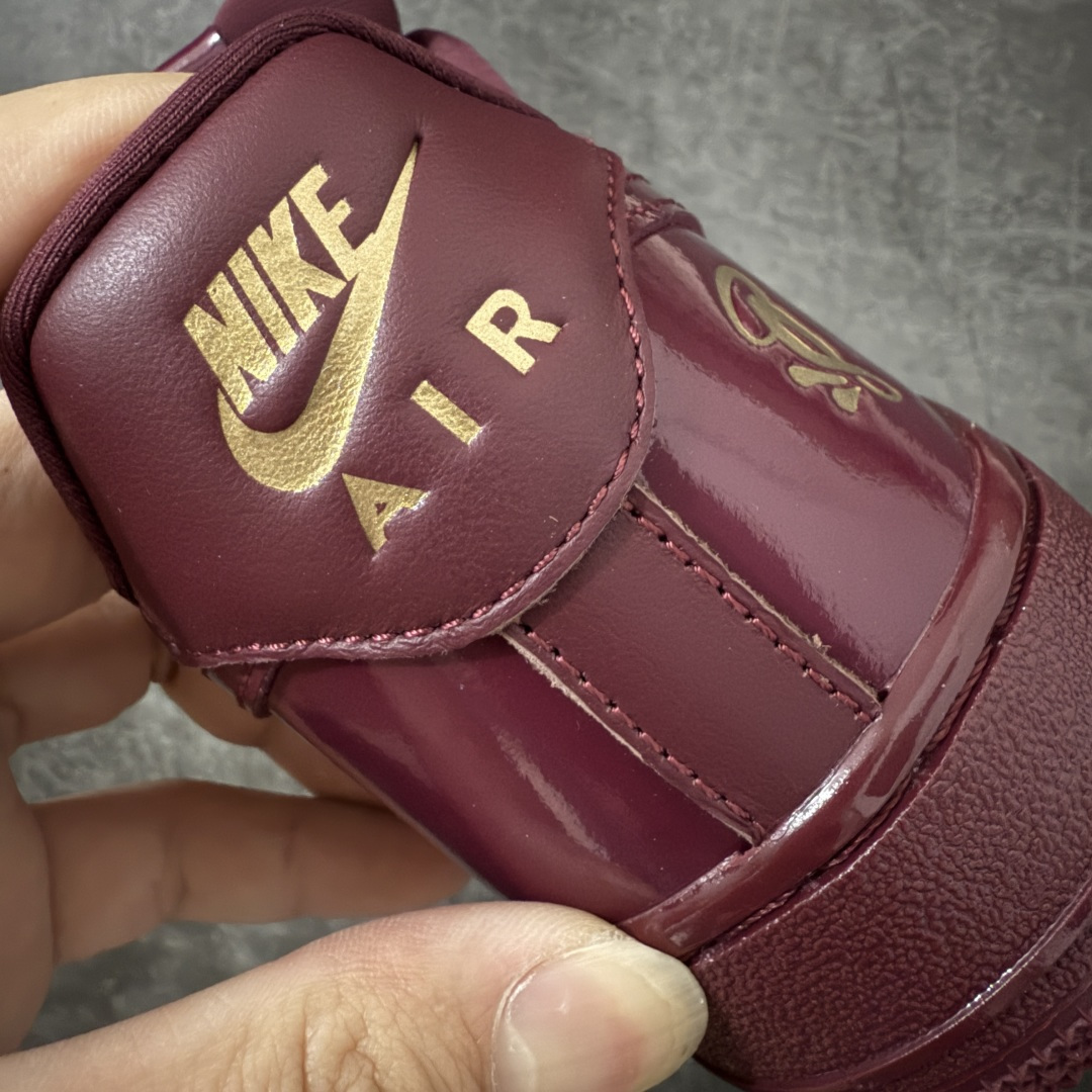 图片[2]-【Top纯原】Central Cee x Nike Air Force 1 Low \”Dark Beetroot\” 联名款 空军低帮休闲板鞋 整双鞋采用深酒红色漆皮打造，搭配金色点缀与简洁的色块拼接，形成强烈视觉反差。经典的 Air Force 1 鞋型轮廓得以保留，而鞋面质感的升级让整体线条更显利落，使其更偏向潮流造型单品，而非日常实用鞋款。 货号： IO9970-638 尺码：40 40.5 41 42 42.5 43 44 44.5 45 46 47.5-选品中心