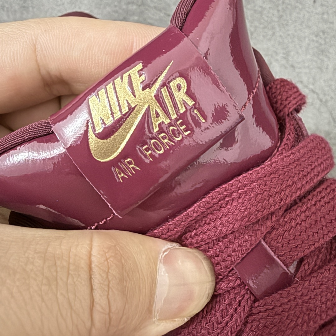 图片[6]-【Top纯原】Central Cee x Nike Air Force 1 Low \”Dark Beetroot\” 联名款 空军低帮休闲板鞋 整双鞋采用深酒红色漆皮打造，搭配金色点缀与简洁的色块拼接，形成强烈视觉反差。经典的 Air Force 1 鞋型轮廓得以保留，而鞋面质感的升级让整体线条更显利落，使其更偏向潮流造型单品，而非日常实用鞋款。 货号： IO9970-638 尺码：40 40.5 41 42 42.5 43 44 44.5 45 46 47.5-选品中心