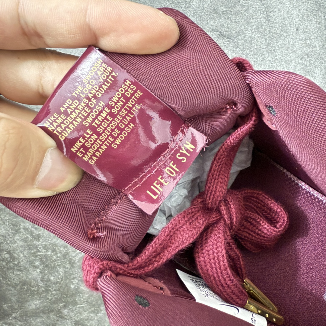 图片[7]-【Top纯原】Central Cee x Nike Air Force 1 Low \”Dark Beetroot\” 联名款 空军低帮休闲板鞋 整双鞋采用深酒红色漆皮打造，搭配金色点缀与简洁的色块拼接，形成强烈视觉反差。经典的 Air Force 1 鞋型轮廓得以保留，而鞋面质感的升级让整体线条更显利落，使其更偏向潮流造型单品，而非日常实用鞋款。 货号： IO9970-638 尺码：40 40.5 41 42 42.5 43 44 44.5 45 46 47.5-选品中心