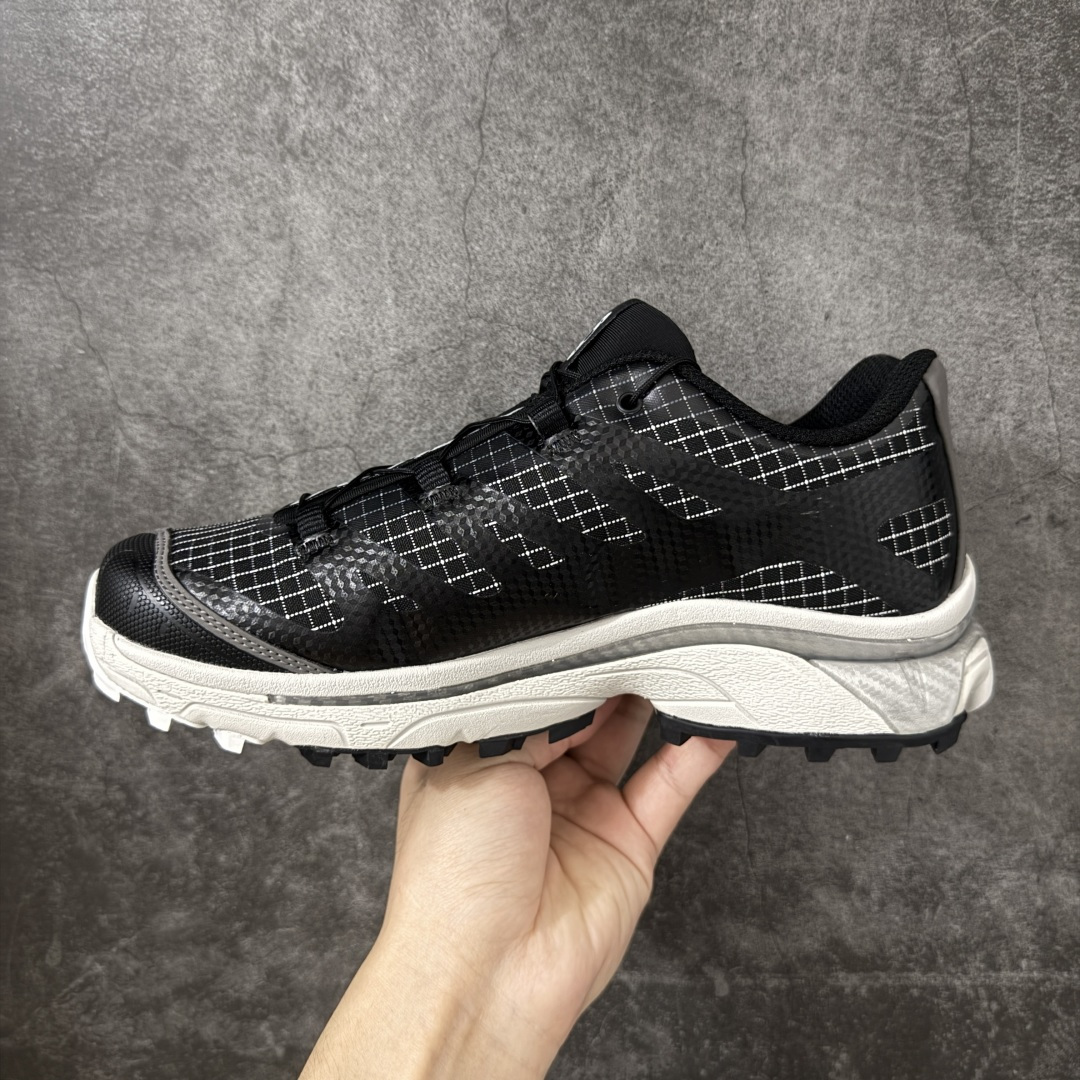 图片[2]-【纯原M版】Salomon XT-4 OG GTX萨洛蒙系列低帮城市越野机能透气休闲运动鞋 479534 鞋舌处附有迷你网眼袋收纳鞋绳以及下方的多色 Logo 标签 接着搭载奶油色 ACS 技术中底以及金色 TPU 塑料部件提升鞋款耐用性 中底与鞋面之间饰有海蓝色条状细节有效增添鞋款层次 最后应用黑色 Contragrip Chevron 外底完成鞋款设计 这次配色颇为高调 两款配色均以绚丽的渐变设计呈现 一款以粉紫渐变主打 另一款以黄绿渐变呈现 视觉效果相当吸睛 鞋面的使用玻璃纤维覆盖物加固 并通过细绳扣系带系统进行锁定 Salomon 的品牌logo 出现在脚后跟和前掌部位 中底虽然偏薄 但非常耐用 与模压塑料ACS 框架以及致密AC2 Muscle 鞋底单元结合 能够提供出色的支撑力和缓冲性 尺码：36 36.5 37 38 38.5 39 40 40.5 41 42 42.5 43 44 44.5 45-选品中心