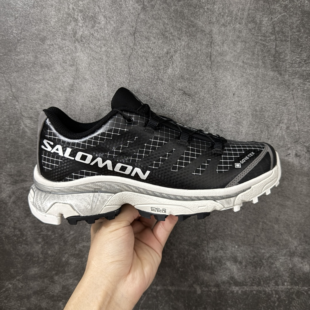 【纯原M版】Salomon XT-4 OG GTX萨洛蒙系列低帮城市越野机能透气休闲运动鞋 479534 鞋舌处附有迷你网眼袋收纳鞋绳以及下方的多色 Logo 标签 接着搭载奶油色 ACS 技术中底以及金色 TPU 塑料部件提升鞋款耐用性 中底与鞋面之间饰有海蓝色条状细节有效增添鞋款层次 最后应用黑色 Contragrip Chevron 外底完成鞋款设计 这次配色颇为高调 两款配色均以绚丽的渐变设计呈现 一款以粉紫渐变主打 另一款以黄绿渐变呈现 视觉效果相当吸睛 鞋面的使用玻璃纤维覆盖物加固 并通过细绳扣系带系统进行锁定 Salomon 的品牌logo 出现在脚后跟和前掌部位 中底虽然偏薄 但非常耐用 与模压塑料ACS 框架以及致密AC2 Muscle 鞋底单元结合 能够提供出色的支撑力和缓冲性 尺码：36 36.5 37 38 38.5 39 40 40.5 41 42 42.5 43 44 44.5 45-选品中心