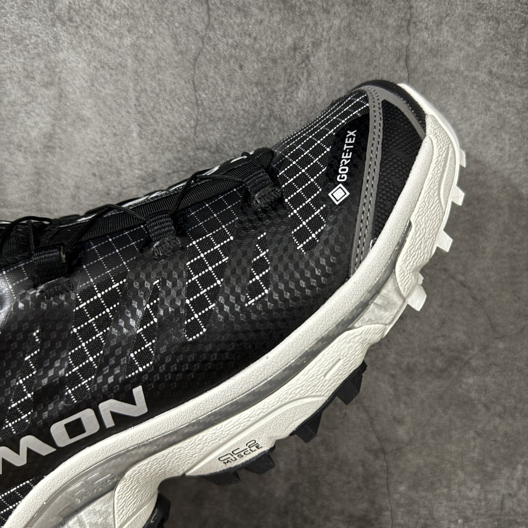 图片[6]-【纯原M版】Salomon XT-4 OG GTX萨洛蒙系列低帮城市越野机能透气休闲运动鞋 479534 鞋舌处附有迷你网眼袋收纳鞋绳以及下方的多色 Logo 标签 接着搭载奶油色 ACS 技术中底以及金色 TPU 塑料部件提升鞋款耐用性 中底与鞋面之间饰有海蓝色条状细节有效增添鞋款层次 最后应用黑色 Contragrip Chevron 外底完成鞋款设计 这次配色颇为高调 两款配色均以绚丽的渐变设计呈现 一款以粉紫渐变主打 另一款以黄绿渐变呈现 视觉效果相当吸睛 鞋面的使用玻璃纤维覆盖物加固 并通过细绳扣系带系统进行锁定 Salomon 的品牌logo 出现在脚后跟和前掌部位 中底虽然偏薄 但非常耐用 与模压塑料ACS 框架以及致密AC2 Muscle 鞋底单元结合 能够提供出色的支撑力和缓冲性 尺码：36 36.5 37 38 38.5 39 40 40.5 41 42 42.5 43 44 44.5 45-选品中心