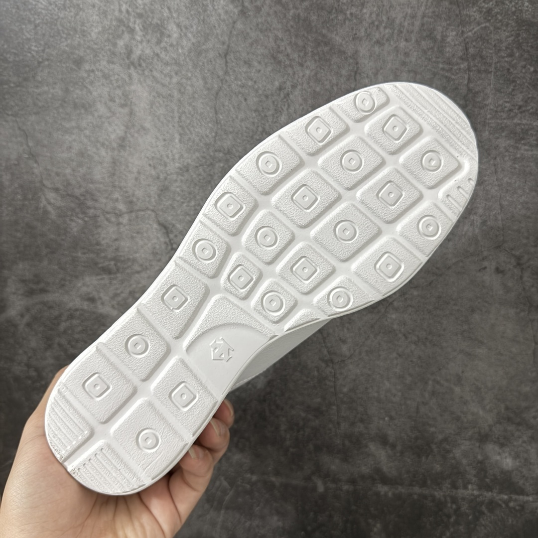 图片[9]-【公司级】迪桑特DESCENTE CHRON TEMPO Slip On Prm 复古风运动休闲鞋一脚蹬板鞋\\t #原楦原纸版开发版型 #鞋底设计有特殊的纹理或材料，以增加摩擦力，减少滑倒的风险。 #使用耐用的材料制成，能够承受长时间的使用和摩擦，减少磨损。 尺码：36 36.5 37 38 38.5 39 40 40.5 42 42.5 43 44 44.5 45-选品中心
