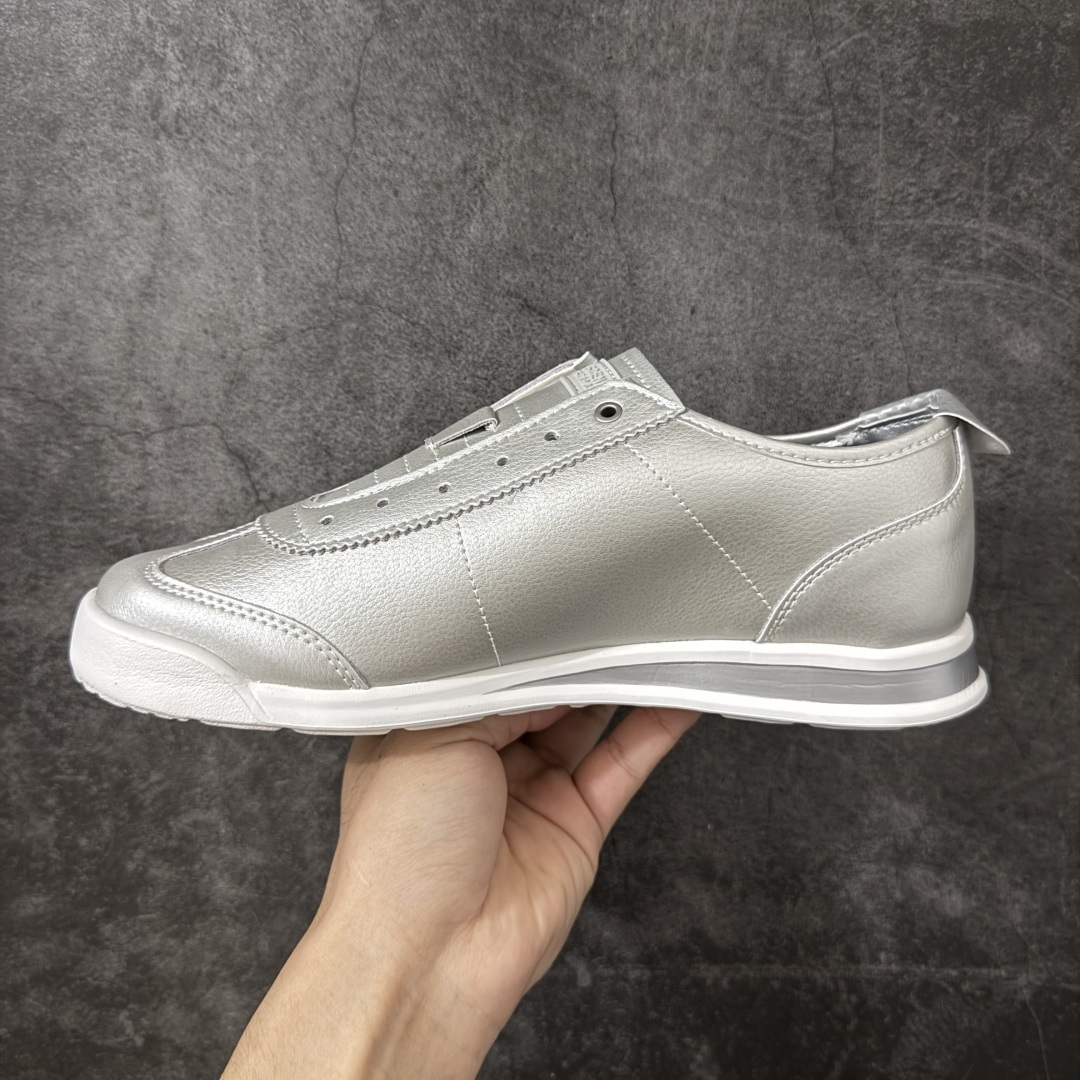 图片[2]-【公司级】迪桑特DESCENTE CHRON TEMPO Slip On Prm 复古风运动休闲鞋一脚蹬板鞋\\t #原楦原纸版开发版型 #鞋底设计有特殊的纹理或材料，以增加摩擦力，减少滑倒的风险。 #使用耐用的材料制成，能够承受长时间的使用和摩擦，减少磨损。 尺码：36 36.5 37 38 38.5 39 40 40.5 42 42.5 43 44 44.5 45-选品中心