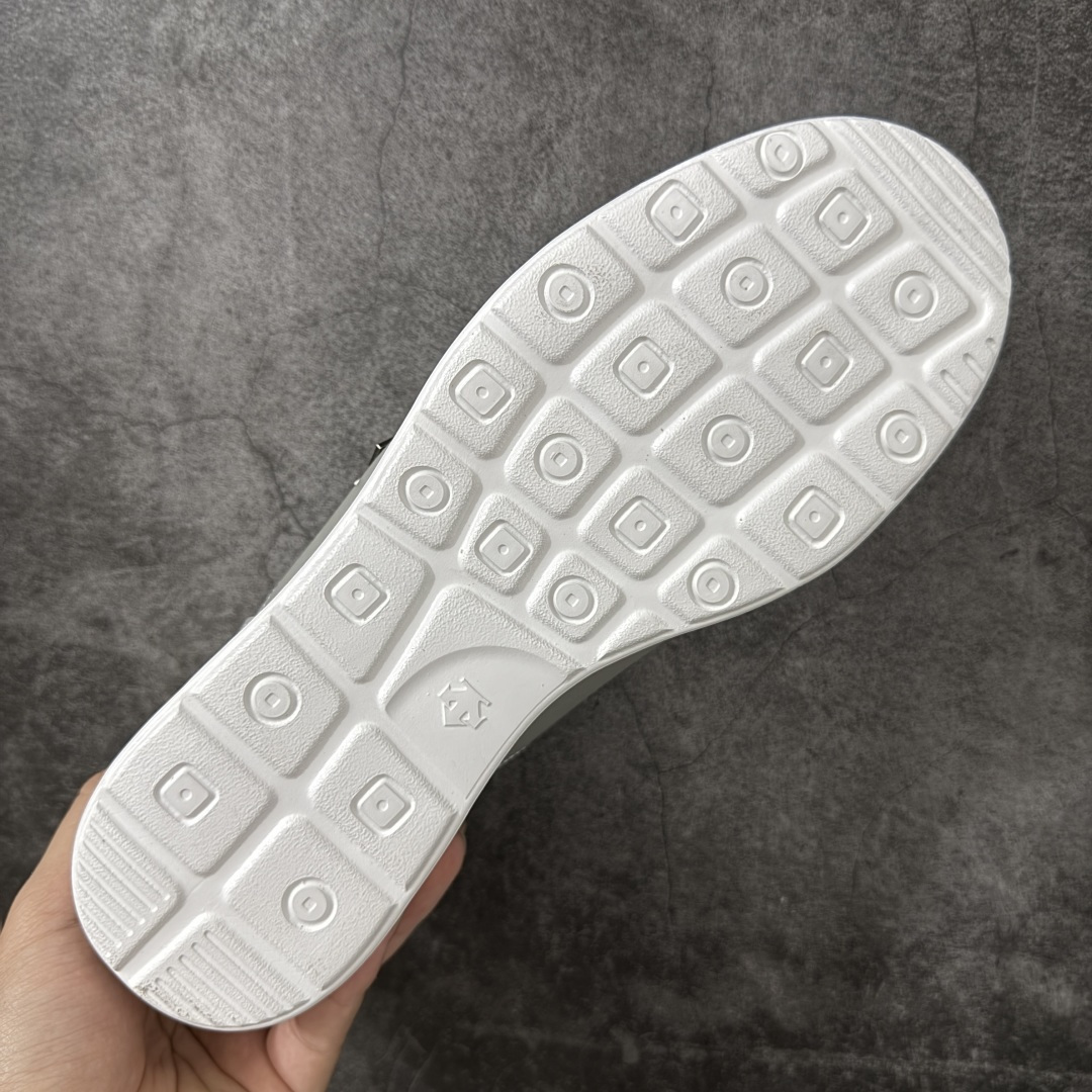 图片[9]-【公司级】迪桑特DESCENTE CHRON TEMPO Slip On Prm 复古风运动休闲鞋一脚蹬板鞋\\t #原楦原纸版开发版型 #鞋底设计有特殊的纹理或材料，以增加摩擦力，减少滑倒的风险。 #使用耐用的材料制成，能够承受长时间的使用和摩擦，减少磨损。 尺码：36 36.5 37 38 38.5 39 40 40.5 42 42.5 43 44 44.5 45-选品中心