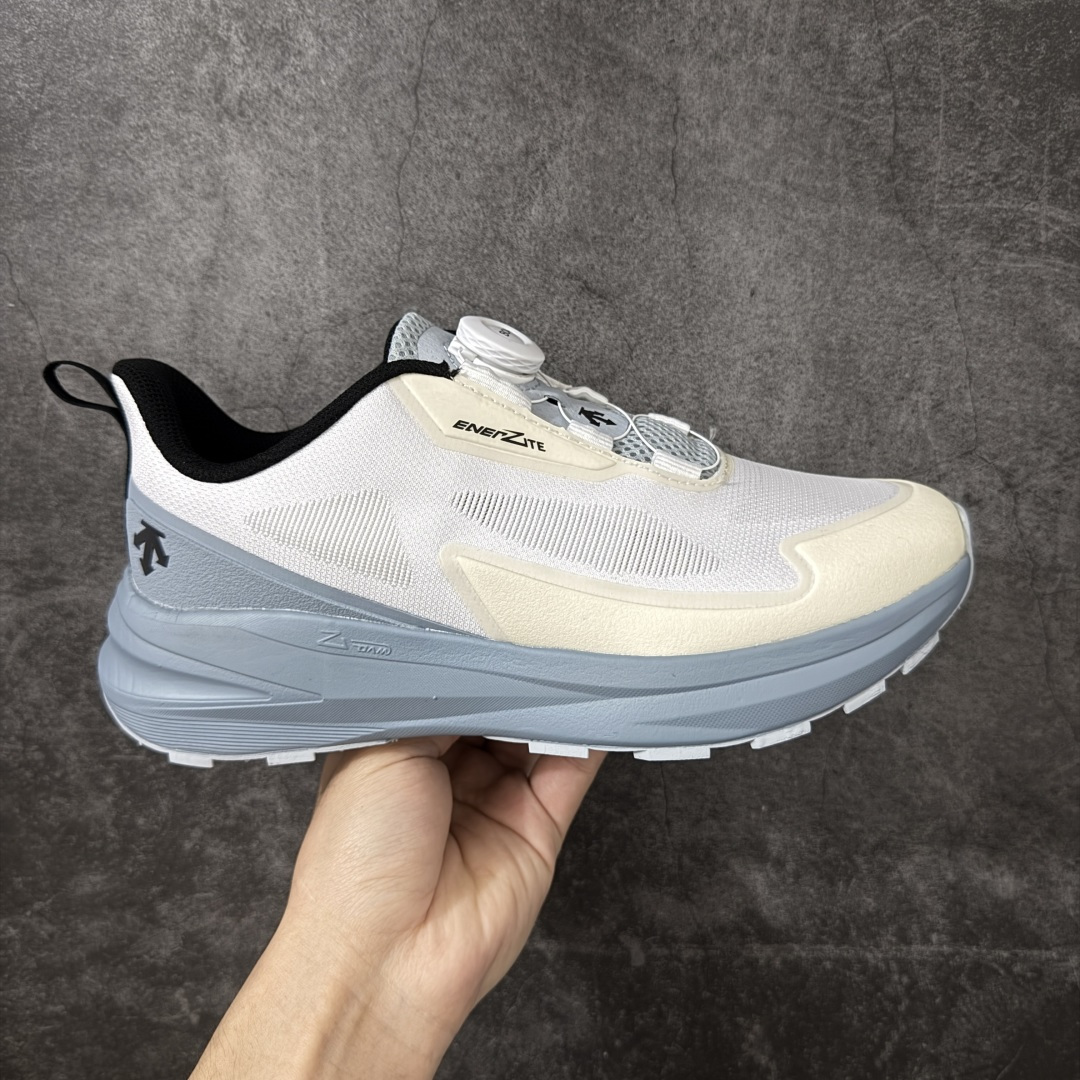 【公司级】DESCENTE BOA 迪桑特 运动慢跑鞋 大厂出品 非莞产顶级 透气针织鞋面搭配 BOA螺丝系带系统,带来舒适便捷的穿着体验!较厚的鞋底设计为跑步提供更好的缓震舒适性(前掌及后跟特别加高侧墙,提升侧向稳定效果)! 尺码: 36-45含半码-选品中心