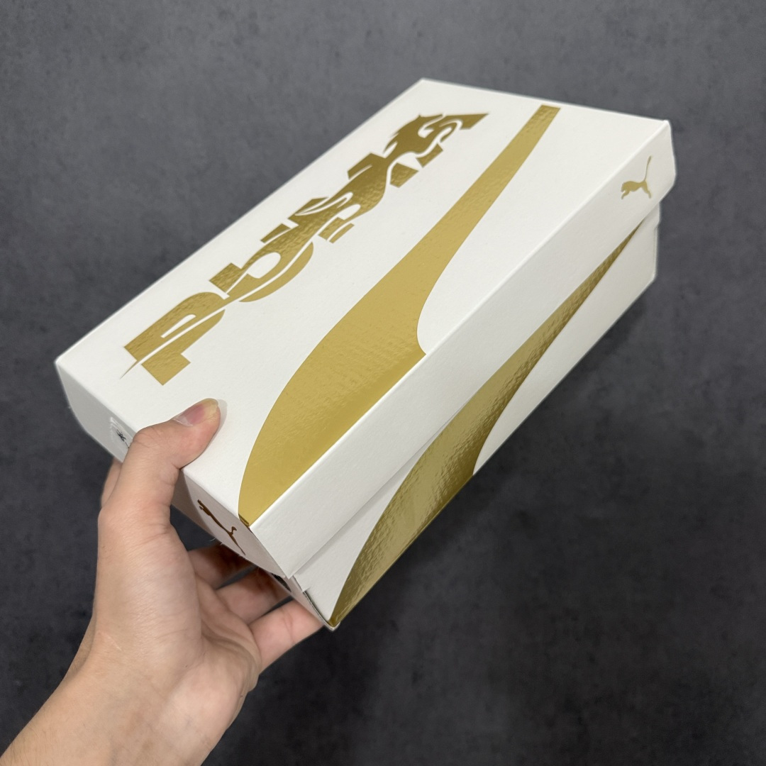图片[11]-【Top纯原版】彪马PUMA Speedcat Archive SpeedCat系列美拉德风 舒适百搭 防滑耐磨 低帮 生活休闲鞋 男女同款 深蓝银 406666-01 目前市场最优版本 无论是版型 细节 烫金走线 完全碾压市场任意版本 欢迎对比🆚 工厂耗时3个月开发 原装档案原数据纸版楦型 采用固色翻毛皮鞋面材质(正确二次成型\’猛帮\’成型工艺🆚区别市面版本!!) 外置原数据开发轻量耐磨橡胶大底💪🏻 全球知名运动品牌PUMA宝马赛车系列 融合了宝马车队的标志性配色 以趣味十足又前卫复古的设计引领潮流 将赛道精神融入街头时尚 开启前卫竞速之旅 主打前卫复古风 Roma鞋款的鞋侧以复古的流线造型 缀以宝马经典Logo 巧妙吸睛 而Speedcat鞋款以亮眼三色条纹元素缀以舒适鞋面 赋予了独特的个性美学 演绎赛车的无尽能量 尺码：36-45-选品中心