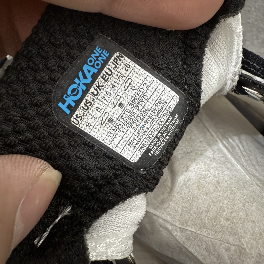 图片[7]-【纯原H版】HOKA ONE ONE Mafate Speed 2 Low 玛法特2代系列低帮轻量户外越野休闲运动慢跑鞋 正确组合底 市场顶级版本 上脚赞到报爆 轻盈舒适 鞋面采用超轻的无缝架构 轻薄的TPU贴在透气的鞋面材料上 减轻重量同时也保证了支撑性 鞋底采用滚动平衡技术 引导跑者回归自然步态 祖传的神奇EVA材质中底依旧是一如既往地表现优秀 能提供充足的缓震 作为HOKA家的越野跑鞋 VIBRAM 橡胶大底也是必不可少的 即便在复杂湿滑的地形 依旧能有良好的抓地力及稳定性 鞋带采用了弹性不易松脱的扁宽弹性鞋带 前掌与中掌部分也进行了加宽 也更加适合亚洲人的脚型 是一款十分全面且足够强悍的户外硬核越野鞋 日常搭配的话短裤是基本不挑 阔腿裤 工装裤以及各种长筒牛仔裤都可以 尺码：36 36.5 37.5 38 38.5 39 40 40.5 41 42 42.5 43 44 44.5 45-选品中心