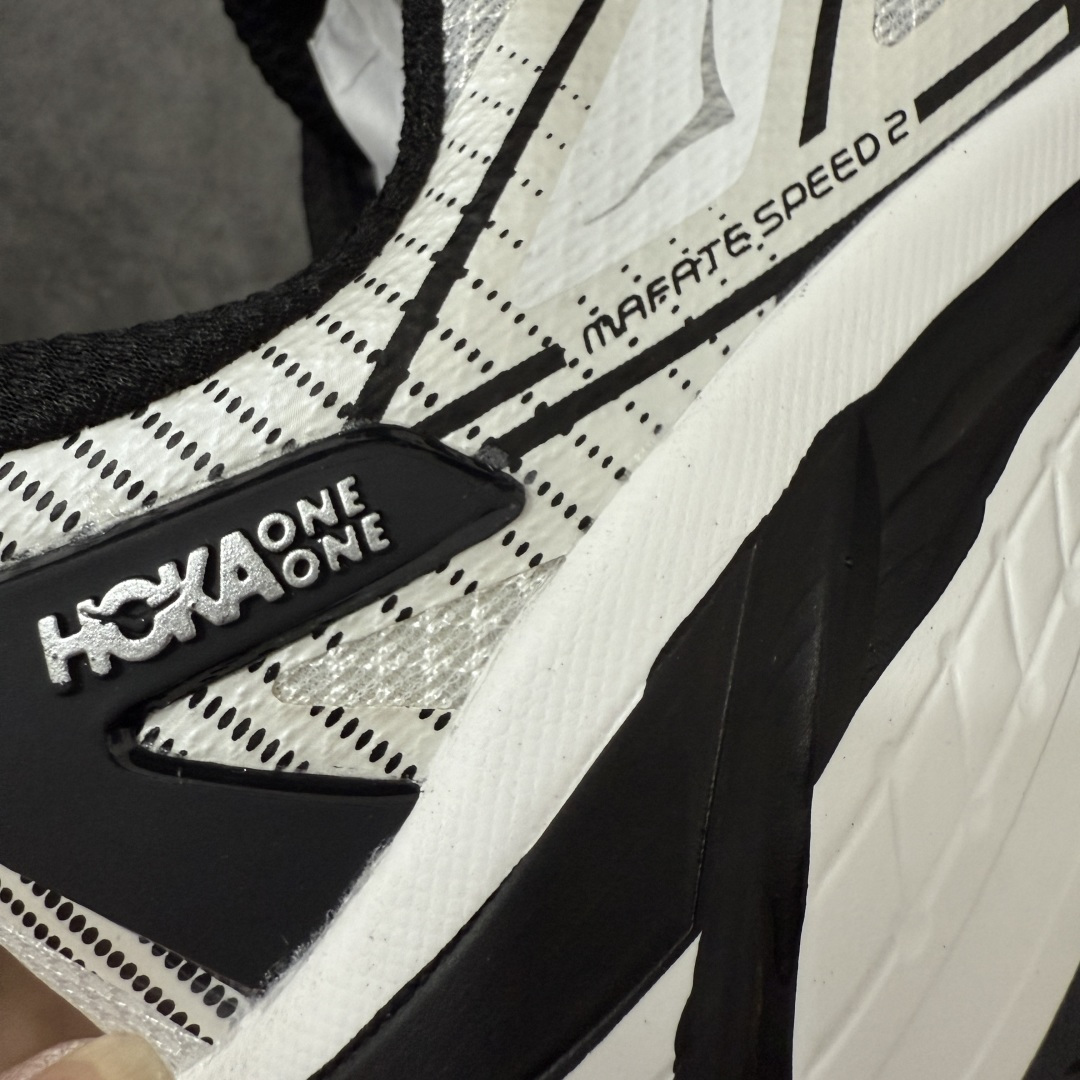 图片[4]-【纯原H版】HOKA ONE ONE Mafate Speed 2 Low 玛法特2代系列低帮轻量户外越野休闲运动慢跑鞋 正确组合底 市场顶级版本 上脚赞到报爆 轻盈舒适 鞋面采用超轻的无缝架构 轻薄的TPU贴在透气的鞋面材料上 减轻重量同时也保证了支撑性 鞋底采用滚动平衡技术 引导跑者回归自然步态 祖传的神奇EVA材质中底依旧是一如既往地表现优秀 能提供充足的缓震 作为HOKA家的越野跑鞋 VIBRAM 橡胶大底也是必不可少的 即便在复杂湿滑的地形 依旧能有良好的抓地力及稳定性 鞋带采用了弹性不易松脱的扁宽弹性鞋带 前掌与中掌部分也进行了加宽 也更加适合亚洲人的脚型 是一款十分全面且足够强悍的户外硬核越野鞋 日常搭配的话短裤是基本不挑 阔腿裤 工装裤以及各种长筒牛仔裤都可以 尺码：36 36.5 37.5 38 38.5 39 40 40.5 41 42 42.5 43 44 44.5 45-选品中心