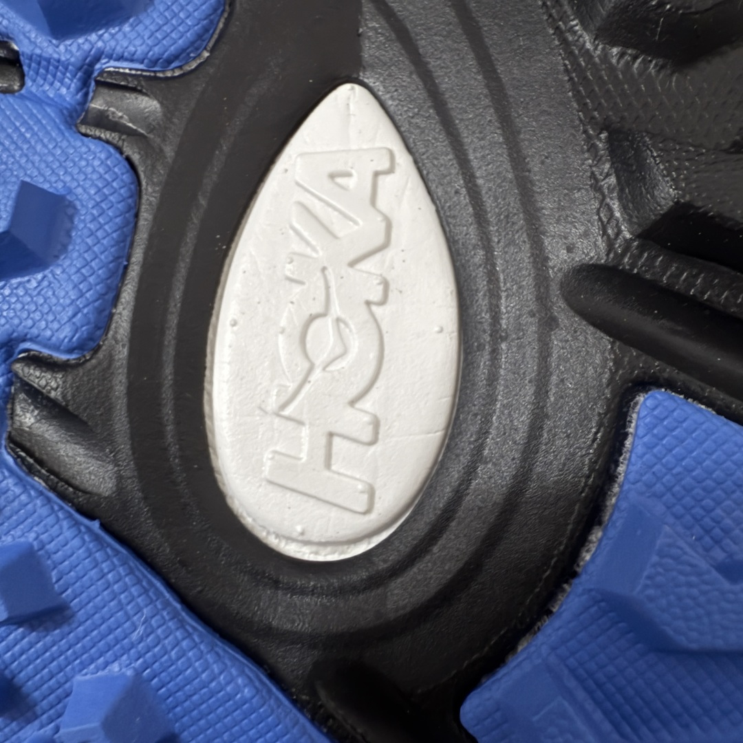 图片[10]-【纯原H版】HOKA ONE ONE Mafate Speed 2 Low 玛法特2代系列低帮轻量户外越野休闲运动慢跑鞋 正确组合底 市场顶级版本 上脚赞到报爆 轻盈舒适 鞋面采用超轻的无缝架构 轻薄的TPU贴在透气的鞋面材料上 减轻重量同时也保证了支撑性 鞋底采用滚动平衡技术 引导跑者回归自然步态 祖传的神奇EVA材质中底依旧是一如既往地表现优秀 能提供充足的缓震 作为HOKA家的越野跑鞋 VIBRAM 橡胶大底也是必不可少的 即便在复杂湿滑的地形 依旧能有良好的抓地力及稳定性 鞋带采用了弹性不易松脱的扁宽弹性鞋带 前掌与中掌部分也进行了加宽 也更加适合亚洲人的脚型 是一款十分全面且足够强悍的户外硬核越野鞋 日常搭配的话短裤是基本不挑 阔腿裤 工装裤以及各种长筒牛仔裤都可以 尺码：36 36.5 37.5 38 38.5 39 40 40.5 41 42 42.5 43 44 44.5 45-选品中心