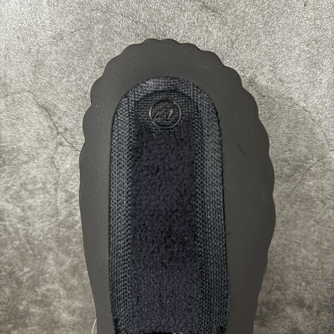 图片[5]-【LW纯原】Nike Mind 001 神经科学足底按摩包头拖鞋Nike × Fragment Design Mind 001 藤原浩闪电⚡️联名 同源ZP原材 匠心打造 🔹原厂MD一体发泡大底：全套原模开版，渐变雾面哑光喷漆，柔软回弹和ZP完全一致。 🔹22颗独立PEBAX泡棉按摩底：黑科技活塞式按摩脚感，踩下去的Q弹感和ZP无差。 🔹正确组合大底：鞋头前后跟橡胶贴片，耐磨防滑，细节还原到每一处。 🔹高还原细节：TPU电镀银Swoosh、针织透气鞋舌、高弹原鞋垫，清洁度拉满。 货号： IQ8502-001 尺码：36 36.5 37.5 38 38.5 39 40 40.5 41 42 42.5 43 44 44.5 45 46 47.5 48.5 ⚠️尺码提示：偏小一码，建议拍大一码，脚感更舒适。-选品中心
