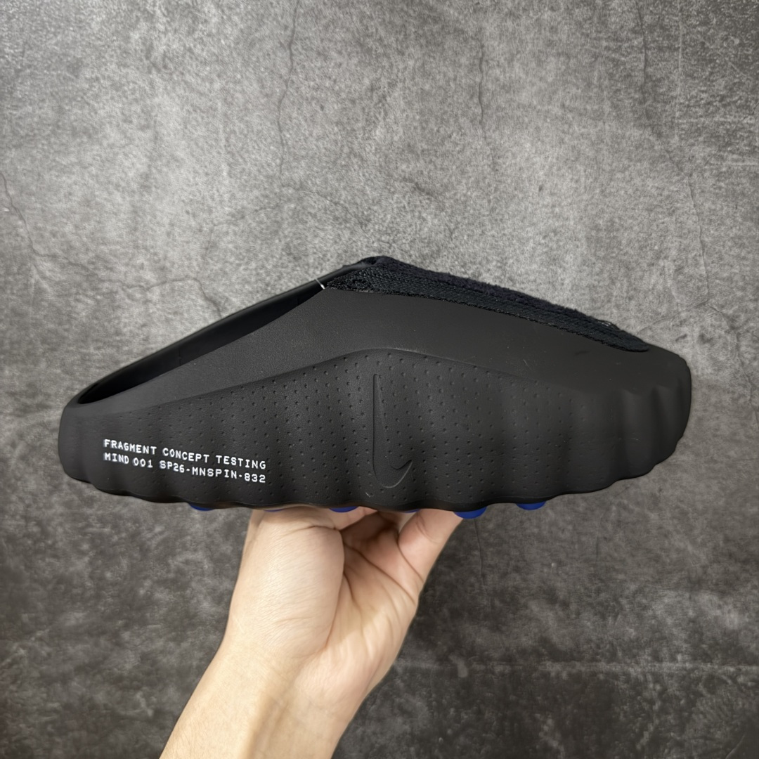 【LW纯原】Nike Mind 001 神经科学足底按摩包头拖鞋Nike × Fragment Design Mind 001 藤原浩闪电⚡️联名 同源ZP原材 匠心打造 🔹原厂MD一体发泡大底：全套原模开版，渐变雾面哑光喷漆，柔软回弹和ZP完全一致。 🔹22颗独立PEBAX泡棉按摩底：黑科技活塞式按摩脚感，踩下去的Q弹感和ZP无差。 🔹正确组合大底：鞋头前后跟橡胶贴片，耐磨防滑，细节还原到每一处。 🔹高还原细节：TPU电镀银Swoosh、针织透气鞋舌、高弹原鞋垫，清洁度拉满。 货号： IQ8502-001 尺码：36 36.5 37.5 38 38.5 39 40 40.5 41 42 42.5 43 44 44.5 45 46 47.5 48.5 ⚠️尺码提示：偏小一码，建议拍大一码，脚感更舒适。-选品中心
