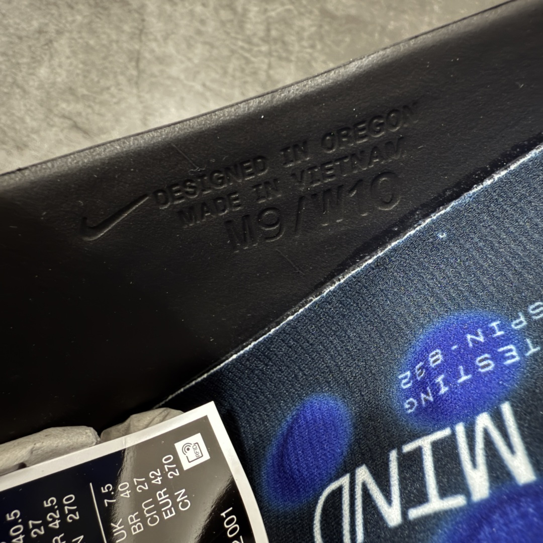 图片[6]-【LW纯原】Nike Mind 001 神经科学足底按摩包头拖鞋Nike × Fragment Design Mind 001 藤原浩闪电⚡️联名 同源ZP原材 匠心打造 🔹原厂MD一体发泡大底：全套原模开版，渐变雾面哑光喷漆，柔软回弹和ZP完全一致。 🔹22颗独立PEBAX泡棉按摩底：黑科技活塞式按摩脚感，踩下去的Q弹感和ZP无差。 🔹正确组合大底：鞋头前后跟橡胶贴片，耐磨防滑，细节还原到每一处。 🔹高还原细节：TPU电镀银Swoosh、针织透气鞋舌、高弹原鞋垫，清洁度拉满。 货号： IQ8502-001 尺码：36 36.5 37.5 38 38.5 39 40 40.5 41 42 42.5 43 44 44.5 45 46 47.5 48.5 ⚠️尺码提示：偏小一码，建议拍大一码，脚感更舒适。-选品中心