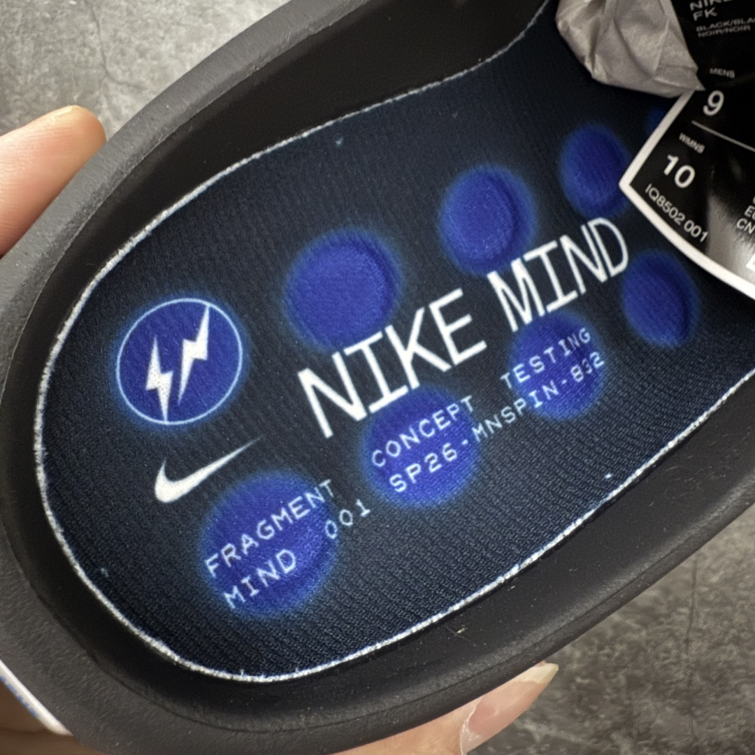 图片[7]-【LW纯原】Nike Mind 001 神经科学足底按摩包头拖鞋Nike × Fragment Design Mind 001 藤原浩闪电⚡️联名 同源ZP原材 匠心打造 🔹原厂MD一体发泡大底：全套原模开版，渐变雾面哑光喷漆，柔软回弹和ZP完全一致。 🔹22颗独立PEBAX泡棉按摩底：黑科技活塞式按摩脚感，踩下去的Q弹感和ZP无差。 🔹正确组合大底：鞋头前后跟橡胶贴片，耐磨防滑，细节还原到每一处。 🔹高还原细节：TPU电镀银Swoosh、针织透气鞋舌、高弹原鞋垫，清洁度拉满。 货号： IQ8502-001 尺码：36 36.5 37.5 38 38.5 39 40 40.5 41 42 42.5 43 44 44.5 45 46 47.5 48.5 ⚠️尺码提示：偏小一码，建议拍大一码，脚感更舒适。-选品中心