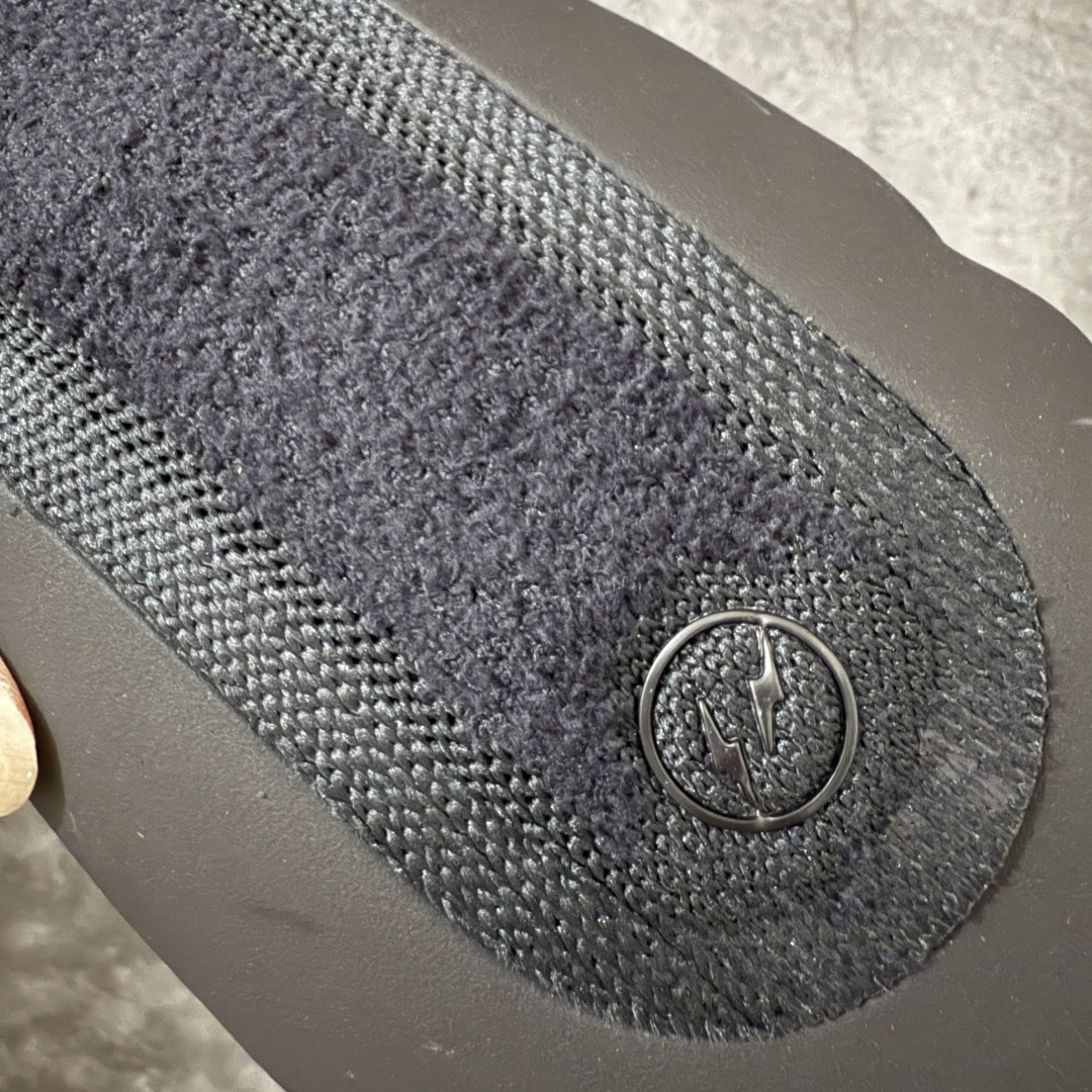 图片[5]-【LW纯原】Nike Mind 001 神经科学足底按摩包头拖鞋Nike × Fragment Design Mind 001 藤原浩闪电⚡️联名 同源ZP原材 匠心打造 🔹原厂MD一体发泡大底：全套原模开版，渐变雾面哑光喷漆，柔软回弹和ZP完全一致。 🔹22颗独立PEBAX泡棉按摩底：黑科技活塞式按摩脚感，踩下去的Q弹感和ZP无差。 🔹正确组合大底：鞋头前后跟橡胶贴片，耐磨防滑，细节还原到每一处。 🔹高还原细节：TPU电镀银Swoosh、针织透气鞋舌、高弹原鞋垫，清洁度拉满。 货号： IQ8502-001 尺码：36 36.5 37.5 38 38.5 39 40 40.5 41 42 42.5 43 44 44.5 45 46 47.5 48.5 ⚠️尺码提示：偏小一码，建议拍大一码，脚感更舒适。-选品中心