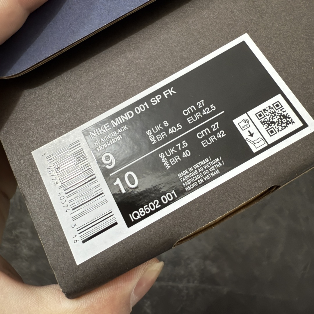 图片[10]-【LW纯原】Nike Mind 001 神经科学足底按摩包头拖鞋Nike × Fragment Design Mind 001 藤原浩闪电⚡️联名 同源ZP原材 匠心打造 🔹原厂MD一体发泡大底：全套原模开版，渐变雾面哑光喷漆，柔软回弹和ZP完全一致。 🔹22颗独立PEBAX泡棉按摩底：黑科技活塞式按摩脚感，踩下去的Q弹感和ZP无差。 🔹正确组合大底：鞋头前后跟橡胶贴片，耐磨防滑，细节还原到每一处。 🔹高还原细节：TPU电镀银Swoosh、针织透气鞋舌、高弹原鞋垫，清洁度拉满。 货号： IQ8502-001 尺码：36 36.5 37.5 38 38.5 39 40 40.5 41 42 42.5 43 44 44.5 45 46 47.5 48.5 ⚠️尺码提示：偏小一码，建议拍大一码，脚感更舒适。-选品中心