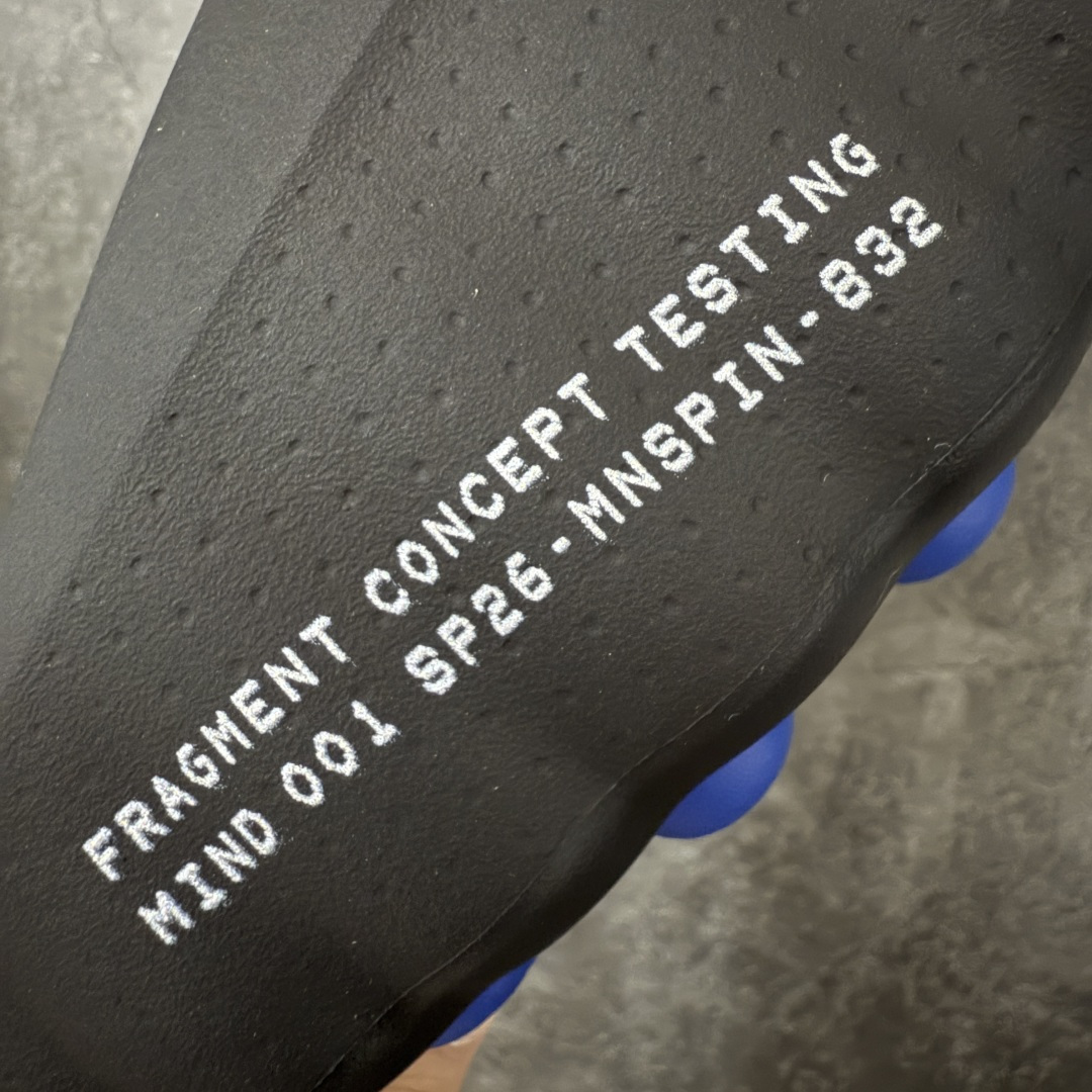 图片[3]-【LW纯原】Nike Mind 001 神经科学足底按摩包头拖鞋Nike × Fragment Design Mind 001 藤原浩闪电⚡️联名 同源ZP原材 匠心打造 🔹原厂MD一体发泡大底：全套原模开版，渐变雾面哑光喷漆，柔软回弹和ZP完全一致。 🔹22颗独立PEBAX泡棉按摩底：黑科技活塞式按摩脚感，踩下去的Q弹感和ZP无差。 🔹正确组合大底：鞋头前后跟橡胶贴片，耐磨防滑，细节还原到每一处。 🔹高还原细节：TPU电镀银Swoosh、针织透气鞋舌、高弹原鞋垫，清洁度拉满。 货号： IQ8502-001 尺码：36 36.5 37.5 38 38.5 39 40 40.5 41 42 42.5 43 44 44.5 45 46 47.5 48.5 ⚠️尺码提示：偏小一码，建议拍大一码，脚感更舒适。-选品中心
