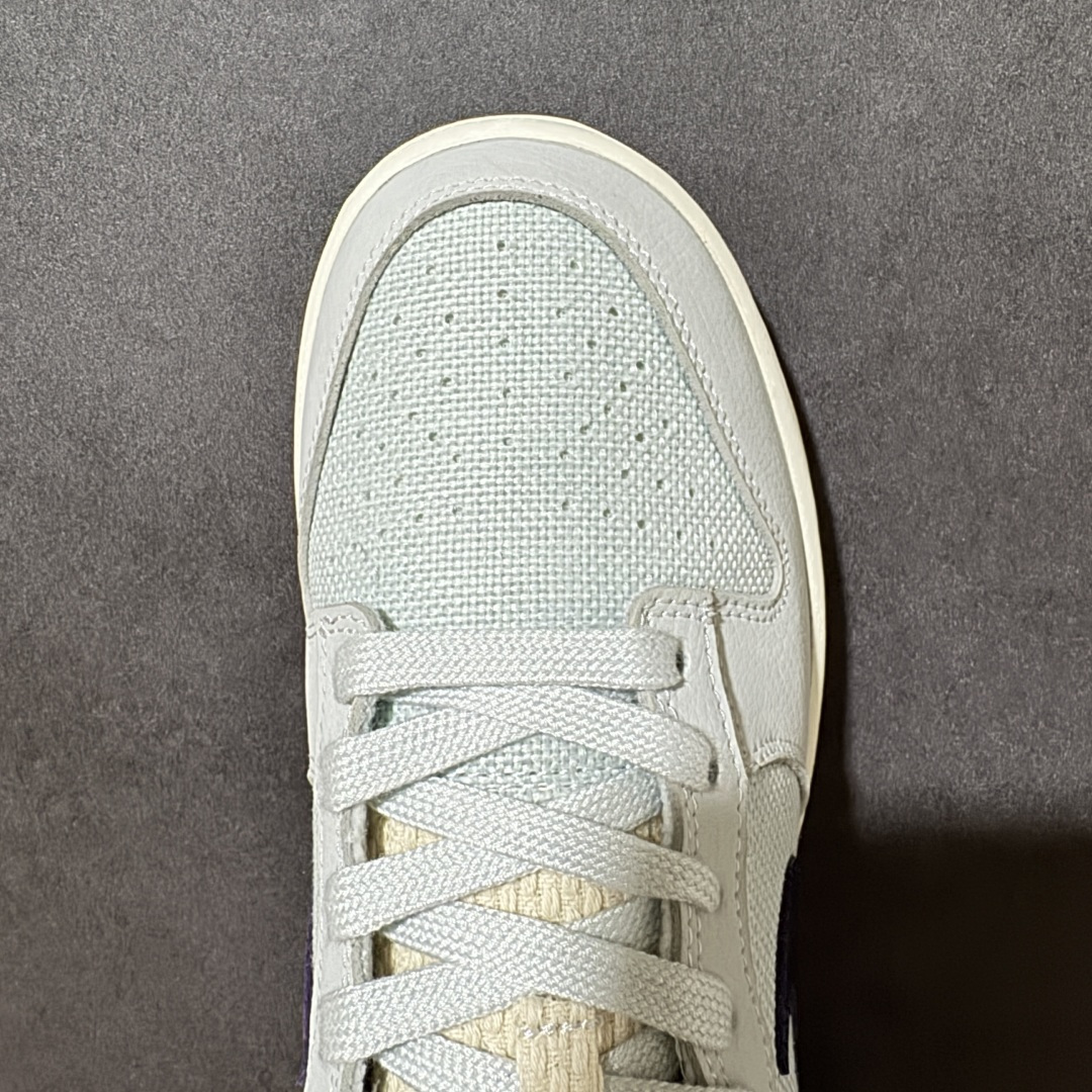 图片[5]-【公司级】Nike Dunk Low Retro SE 马年限定 官方同步配色 上新首发实拍 鞋面采用浅灰荔枝纹皮革 + 网眼布拼接，搭配做旧效果的深紫 Swoosh，后跟和鞋口的淡粉色调中和了整体的冷感，营造出一种复古又温柔的氛围。鞋舌上的刺绣图案是这双鞋的点睛之笔，它以中国传统纹样为灵感，暗藏了生肖马的元素，是整双鞋的限定身份标识。低饱和的配色加上做旧米白中底，自带松弛的复古感，各种穿搭都能轻松驾驭。 货号：IB6752-100 尺码：36 36.5 37.5 38 38.5 39 40 40.5 41 42 42.5 43 44 44.5 45-选品中心