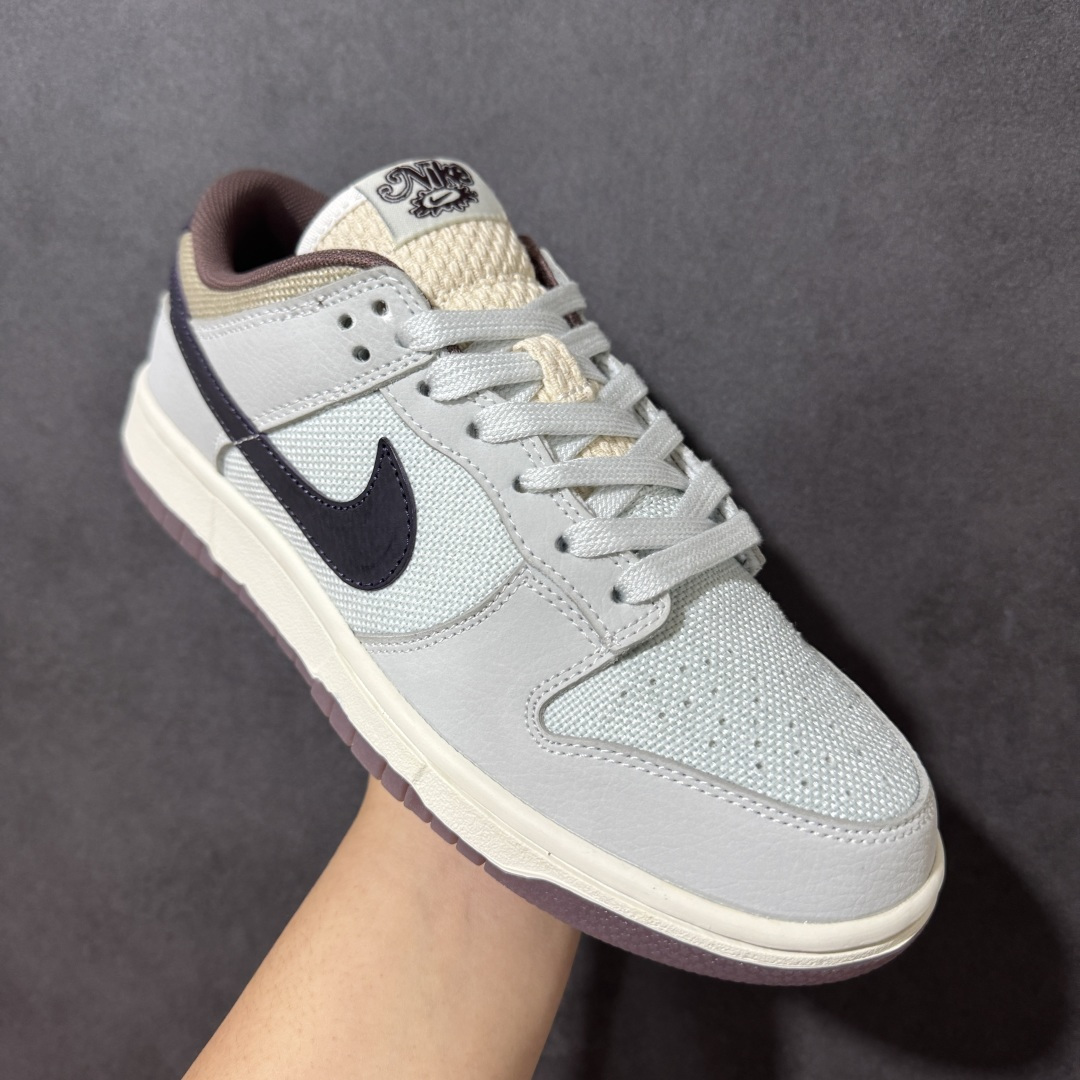 图片[3]-【公司级】Nike Dunk Low Retro SE 马年限定 官方同步配色 上新首发实拍 鞋面采用浅灰荔枝纹皮革 + 网眼布拼接，搭配做旧效果的深紫 Swoosh，后跟和鞋口的淡粉色调中和了整体的冷感，营造出一种复古又温柔的氛围。鞋舌上的刺绣图案是这双鞋的点睛之笔，它以中国传统纹样为灵感，暗藏了生肖马的元素，是整双鞋的限定身份标识。低饱和的配色加上做旧米白中底，自带松弛的复古感，各种穿搭都能轻松驾驭。 货号：IB6752-100 尺码：36 36.5 37.5 38 38.5 39 40 40.5 41 42 42.5 43 44 44.5 45-选品中心