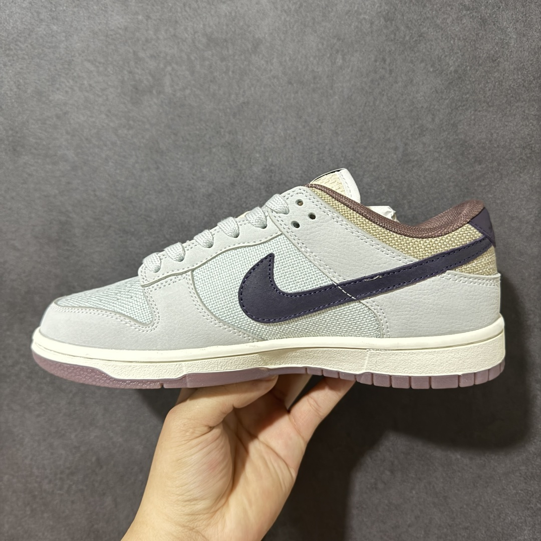图片[2]-【公司级】Nike Dunk Low Retro SE 马年限定 官方同步配色 上新首发实拍 鞋面采用浅灰荔枝纹皮革 + 网眼布拼接，搭配做旧效果的深紫 Swoosh，后跟和鞋口的淡粉色调中和了整体的冷感，营造出一种复古又温柔的氛围。鞋舌上的刺绣图案是这双鞋的点睛之笔，它以中国传统纹样为灵感，暗藏了生肖马的元素，是整双鞋的限定身份标识。低饱和的配色加上做旧米白中底，自带松弛的复古感，各种穿搭都能轻松驾驭。 货号：IB6752-100 尺码：36 36.5 37.5 38 38.5 39 40 40.5 41 42 42.5 43 44 44.5 45-选品中心