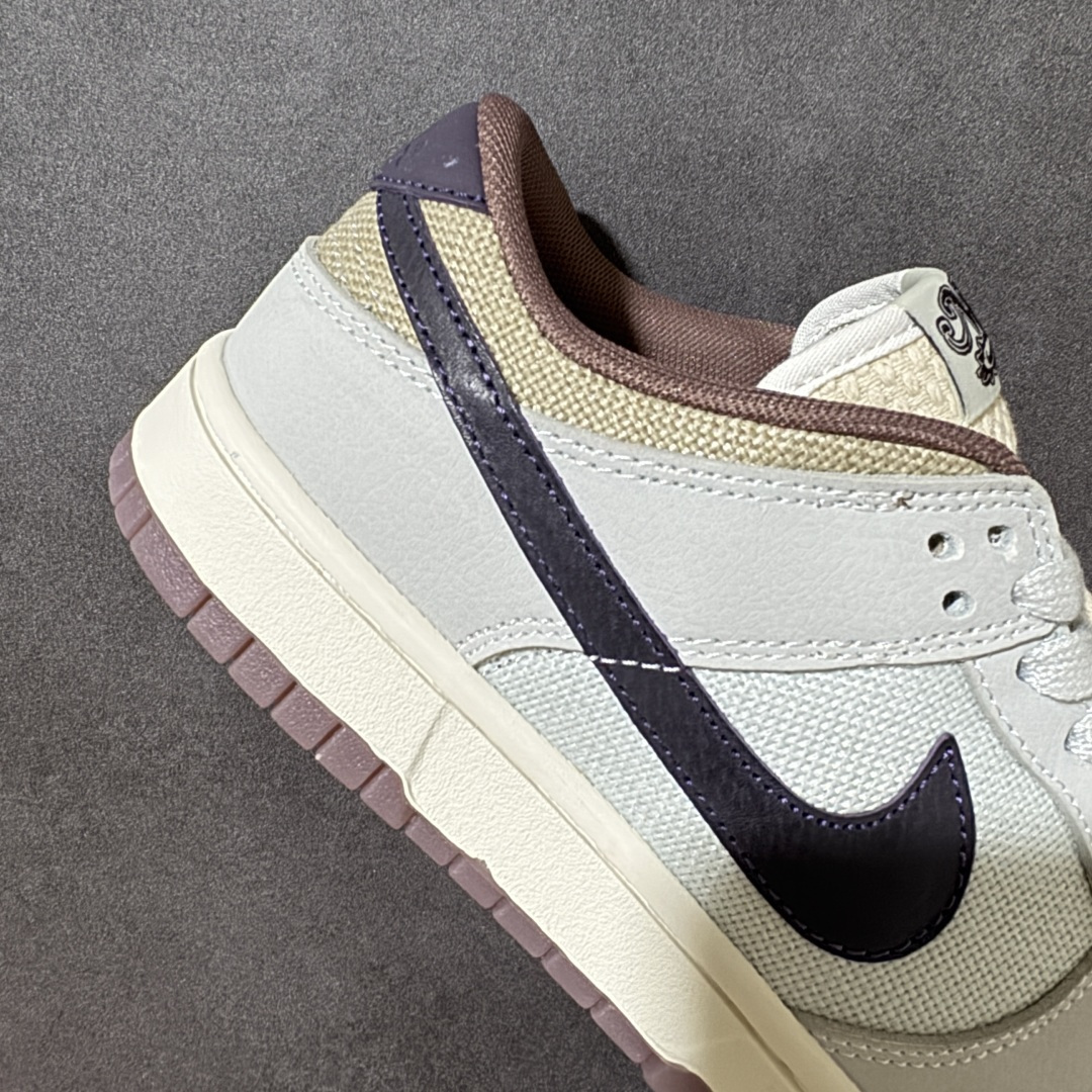 图片[7]-【公司级】Nike Dunk Low Retro SE 马年限定 官方同步配色 上新首发实拍 鞋面采用浅灰荔枝纹皮革 + 网眼布拼接，搭配做旧效果的深紫 Swoosh，后跟和鞋口的淡粉色调中和了整体的冷感，营造出一种复古又温柔的氛围。鞋舌上的刺绣图案是这双鞋的点睛之笔，它以中国传统纹样为灵感，暗藏了生肖马的元素，是整双鞋的限定身份标识。低饱和的配色加上做旧米白中底，自带松弛的复古感，各种穿搭都能轻松驾驭。 货号：IB6752-100 尺码：36 36.5 37.5 38 38.5 39 40 40.5 41 42 42.5 43 44 44.5 45-选品中心