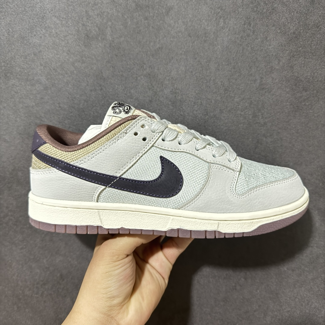 【公司级】Nike Dunk Low Retro SE 马年限定 官方同步配色 上新首发实拍 鞋面采用浅灰荔枝纹皮革 + 网眼布拼接，搭配做旧效果的深紫 Swoosh，后跟和鞋口的淡粉色调中和了整体的冷感，营造出一种复古又温柔的氛围。鞋舌上的刺绣图案是这双鞋的点睛之笔，它以中国传统纹样为灵感，暗藏了生肖马的元素，是整双鞋的限定身份标识。低饱和的配色加上做旧米白中底，自带松弛的复古感，各种穿搭都能轻松驾驭。 货号：IB6752-100 尺码：36 36.5 37.5 38 38.5 39 40 40.5 41 42 42.5 43 44 44.5 45-选品中心