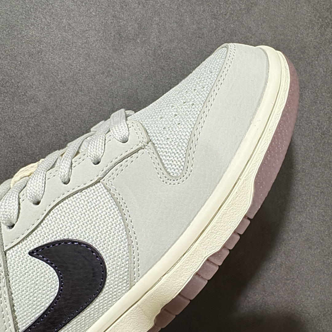 图片[8]-【公司级】Nike Dunk Low Retro SE 马年限定 官方同步配色 上新首发实拍 鞋面采用浅灰荔枝纹皮革 + 网眼布拼接，搭配做旧效果的深紫 Swoosh，后跟和鞋口的淡粉色调中和了整体的冷感，营造出一种复古又温柔的氛围。鞋舌上的刺绣图案是这双鞋的点睛之笔，它以中国传统纹样为灵感，暗藏了生肖马的元素，是整双鞋的限定身份标识。低饱和的配色加上做旧米白中底，自带松弛的复古感，各种穿搭都能轻松驾驭。 货号：IB6752-100 尺码：36 36.5 37.5 38 38.5 39 40 40.5 41 42 42.5 43 44 44.5 45-选品中心