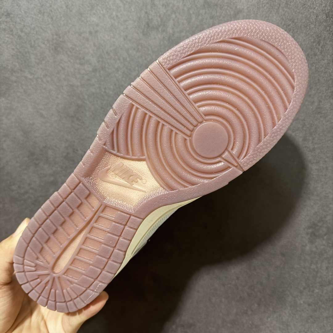 图片[9]-【公司级】Nike Dunk Low Retro SE 马年限定 官方同步配色 上新首发实拍 鞋面采用浅灰荔枝纹皮革 + 网眼布拼接，搭配做旧效果的深紫 Swoosh，后跟和鞋口的淡粉色调中和了整体的冷感，营造出一种复古又温柔的氛围。鞋舌上的刺绣图案是这双鞋的点睛之笔，它以中国传统纹样为灵感，暗藏了生肖马的元素，是整双鞋的限定身份标识。低饱和的配色加上做旧米白中底，自带松弛的复古感，各种穿搭都能轻松驾驭。 货号：IB6752-100 尺码：36 36.5 37.5 38 38.5 39 40 40.5 41 42 42.5 43 44 44.5 45-选品中心